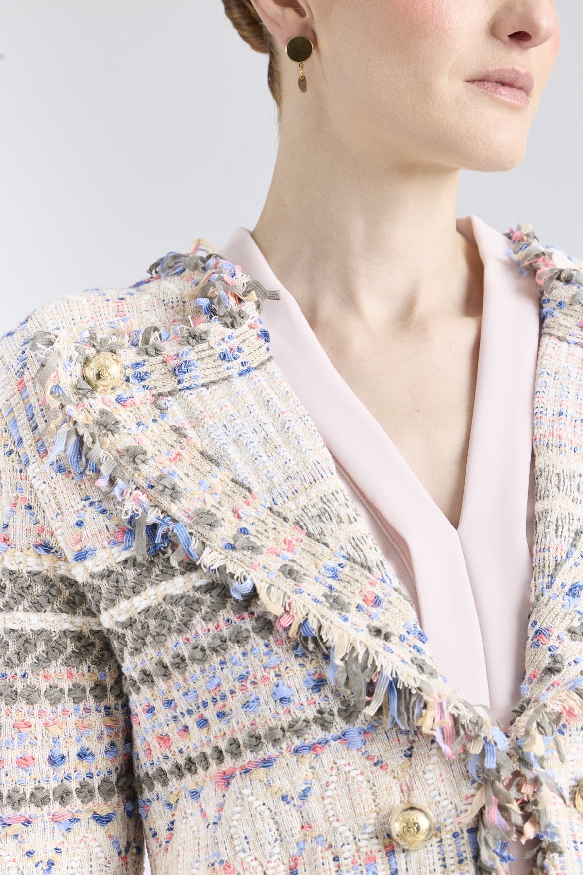 Chaqueta de punto joya mujer modelo Alessia con trama multicolor y botones dorados.