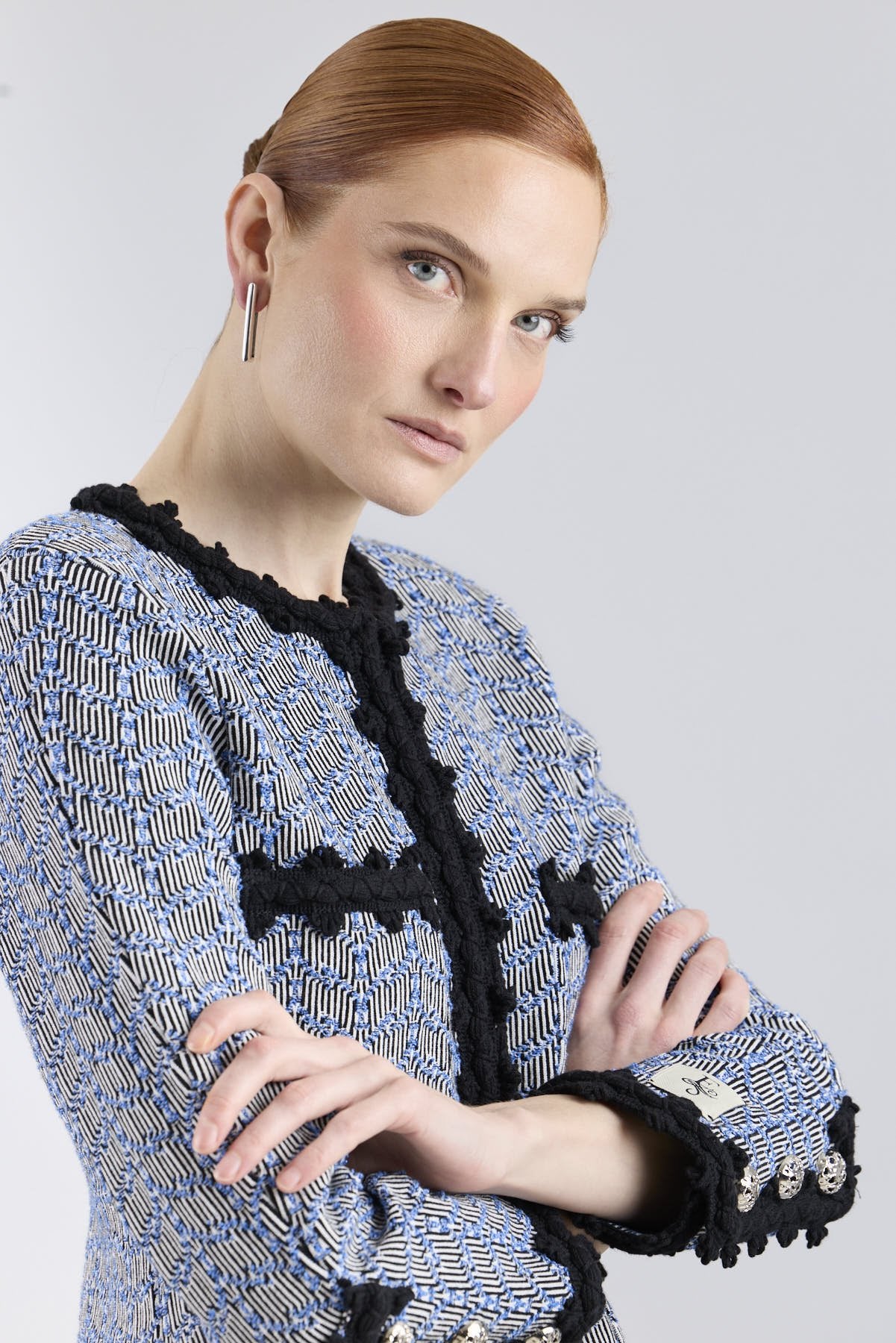 Chaqueta de punto joya azul para mujer modelo Giordana con trama geométrica y bordes negros