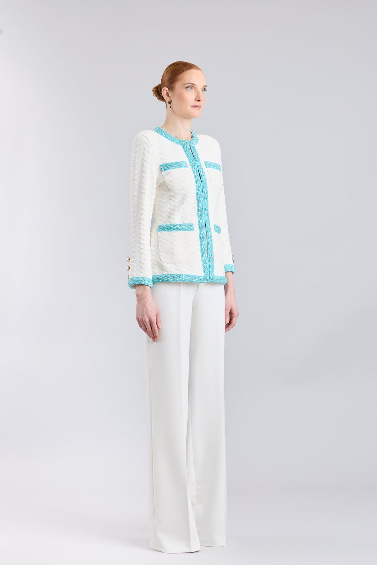 Chaqueta estructurada de mujer modelo Archer en blanco con vivos turquesa.