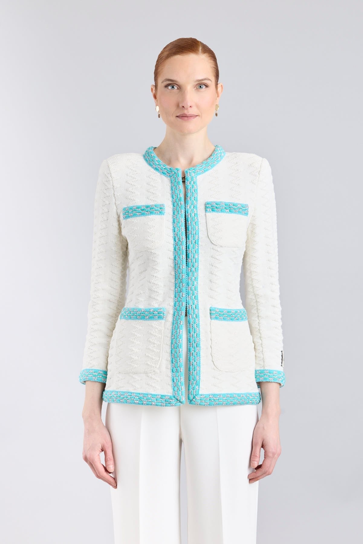 Chaqueta estructurada de mujer modelo Archer en blanco con vivos turquesa.