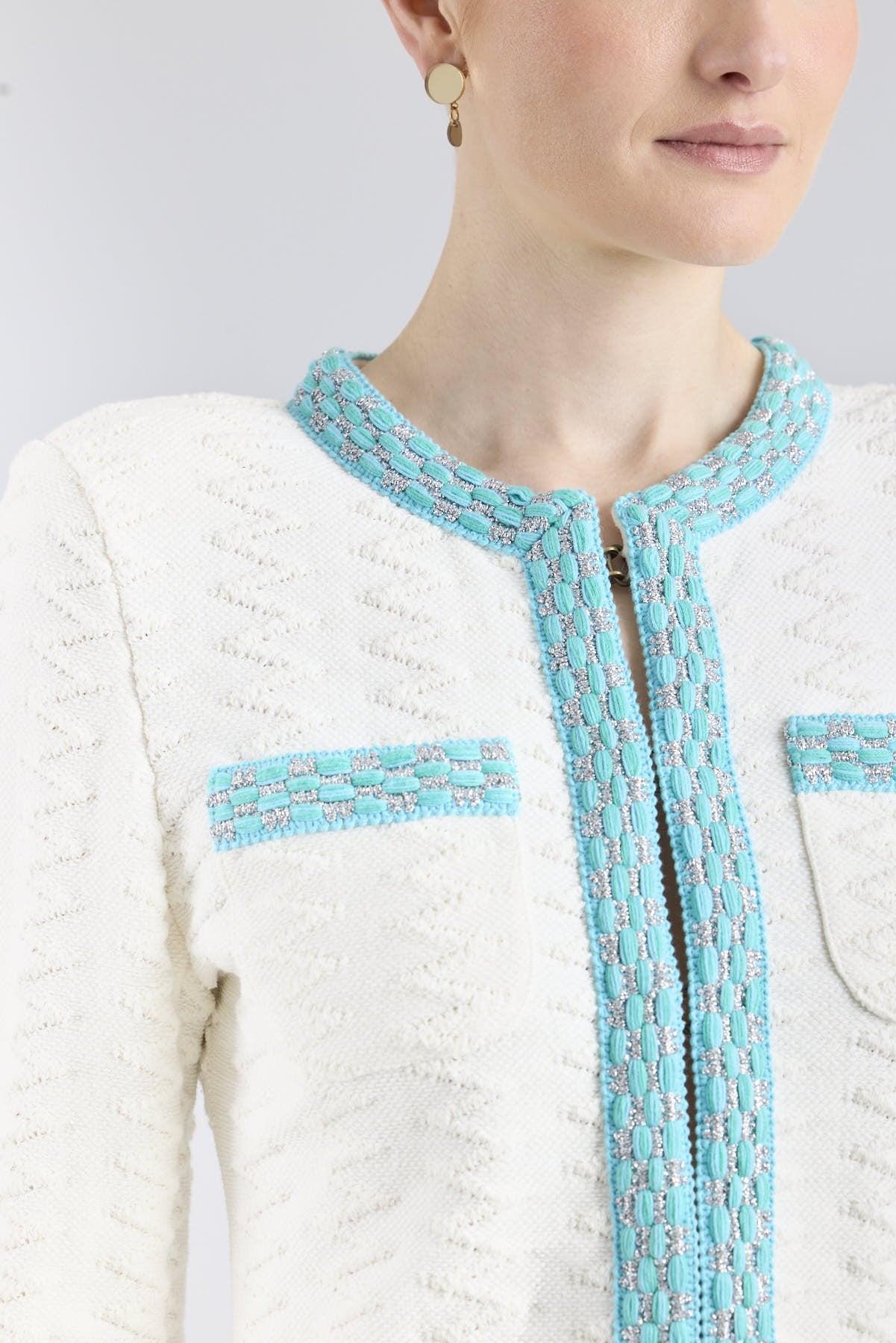 Chaqueta estructurada de mujer modelo Archer en blanco con vivos turquesa.