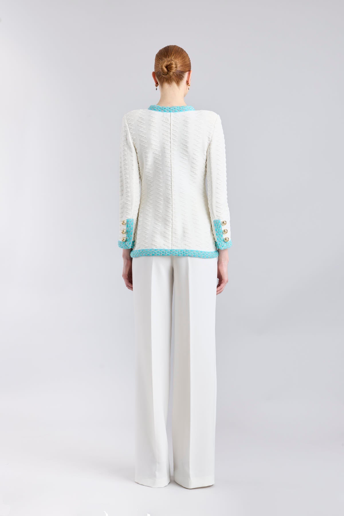 Chaqueta estructurada de mujer modelo Archer en blanco con vivos turquesa.