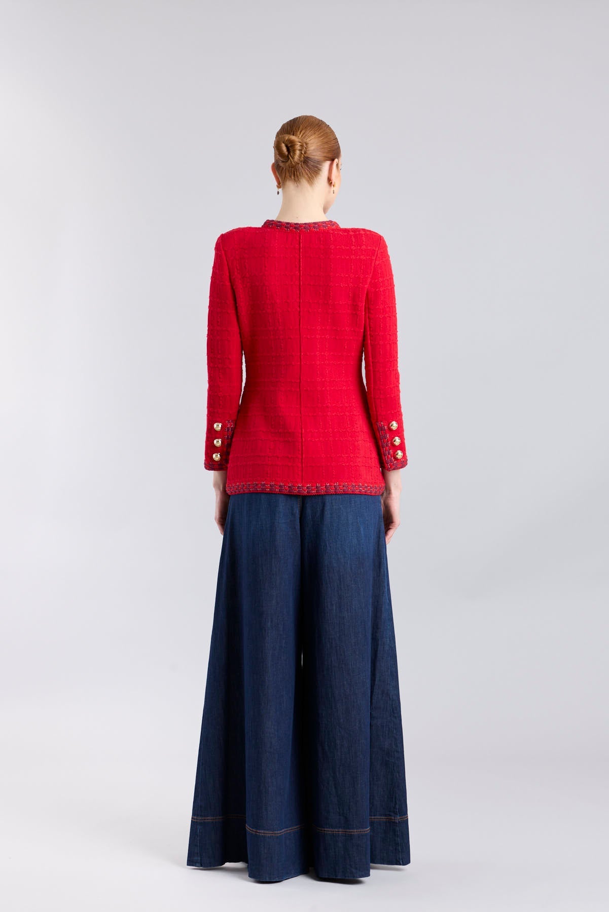 Chaqueta de punto para mujer modelo Oliver en blanco con vivos y bolsillos en negro.