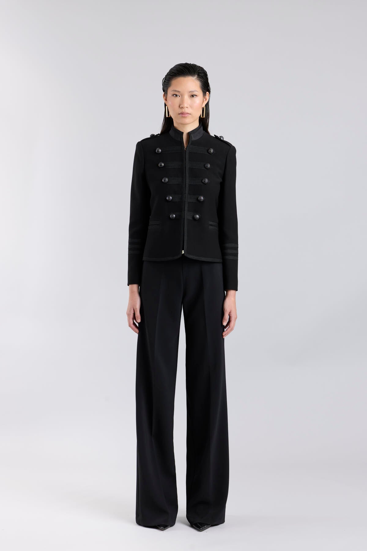 Chaqueta húsar negra para mujer modelo Brooklyn con alamares artesanales.