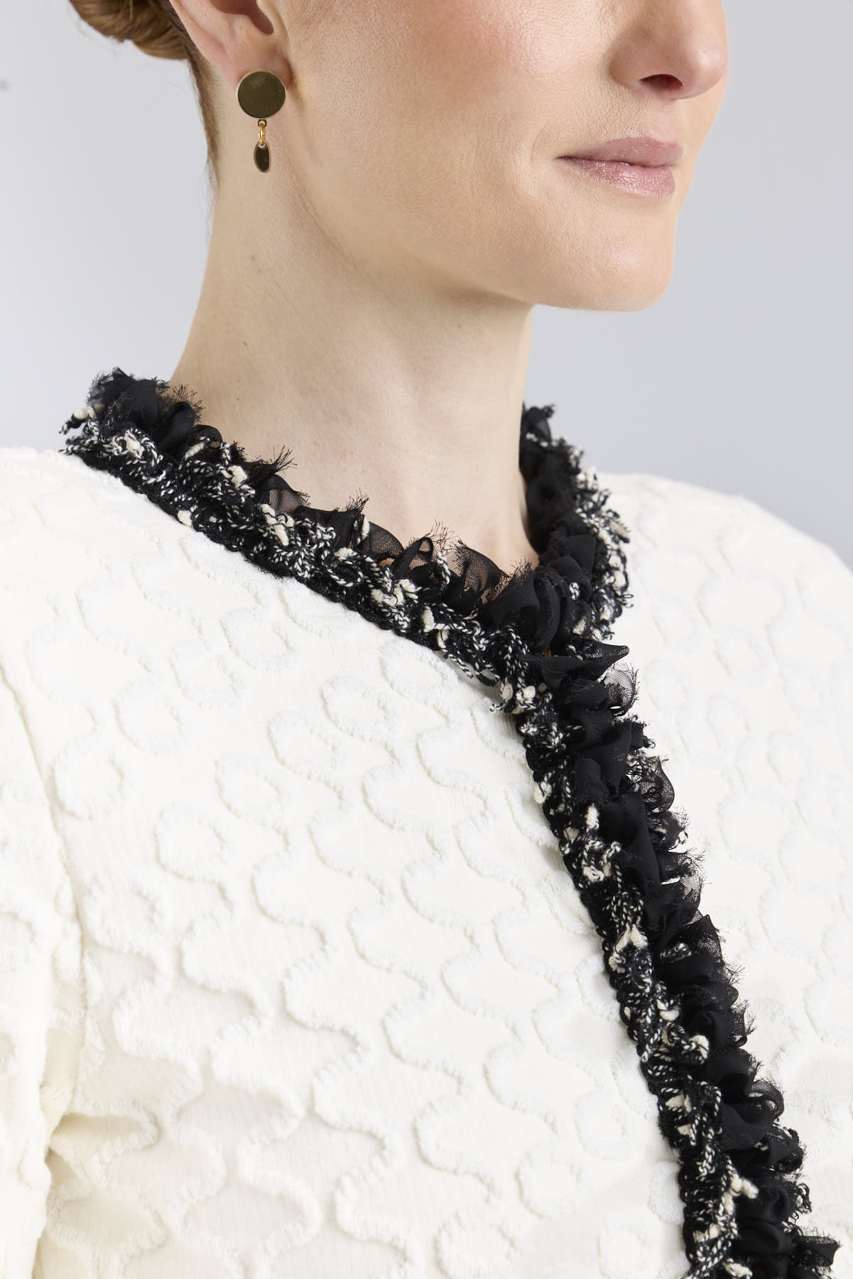 Chaqueta de lujo blanca para mujer modelo Ludovica con ribetes oscuros y detalles brillantes.