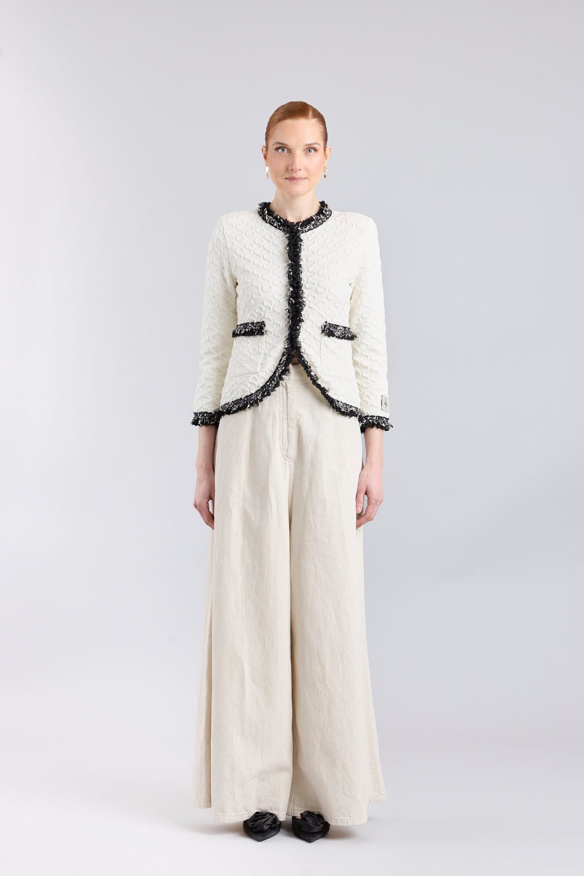 Chaqueta de lujo blanca para mujer modelo Ludovica con ribetes oscuros y detalles brillantes.