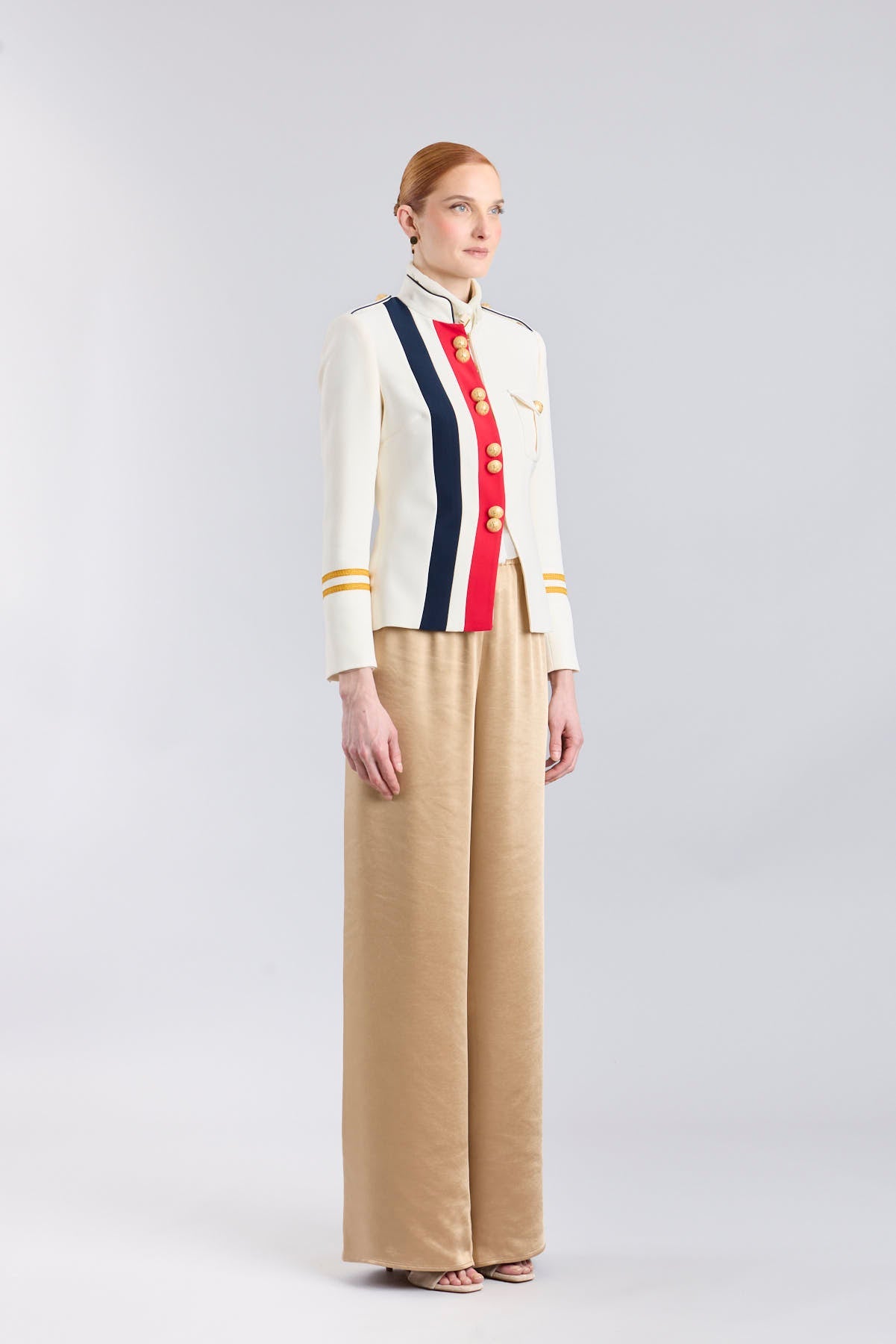 Chaqueta militar blanca mujer modelo Claudia London de corte sastre.