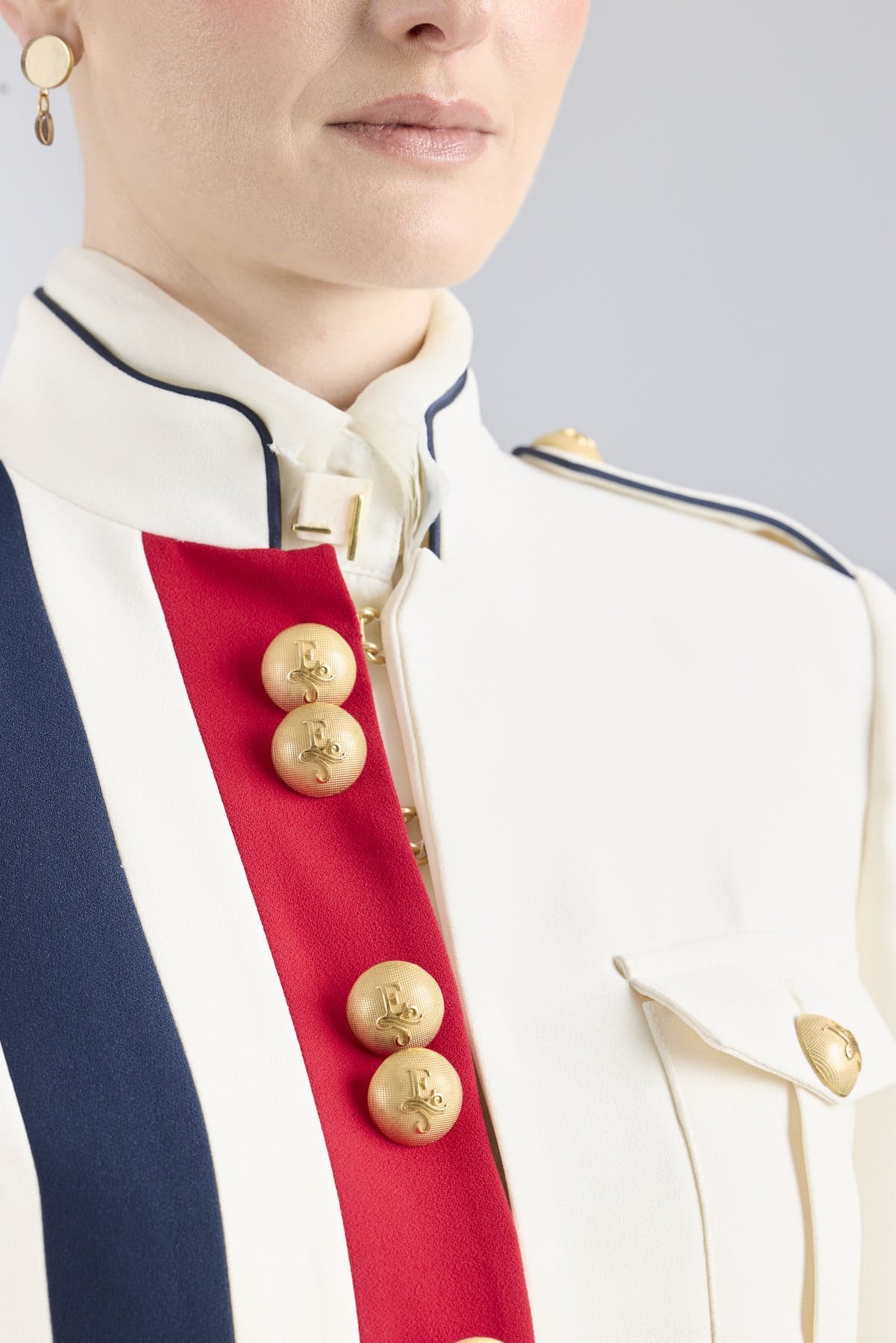 Chaqueta militar blanca mujer modelo Claudia London de corte sastre.