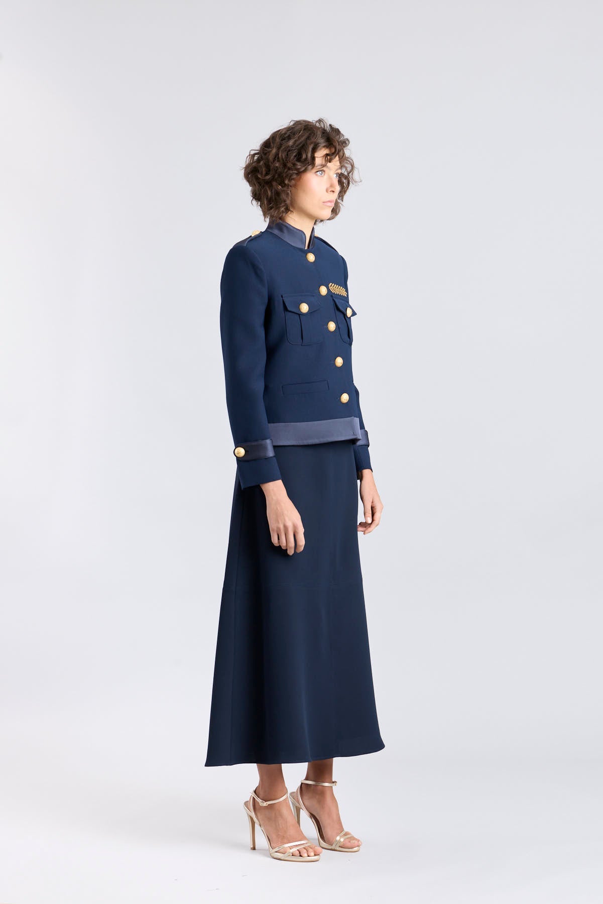 Chaqueta militar azul marino Ilva Star con bordados frontales en hilo dorado.