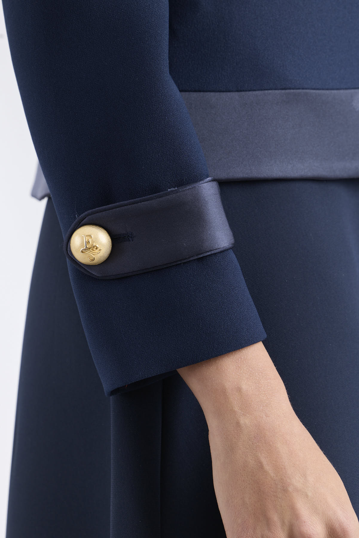 Chaqueta militar azul marino Ilva Star con bordados frontales en hilo dorado.