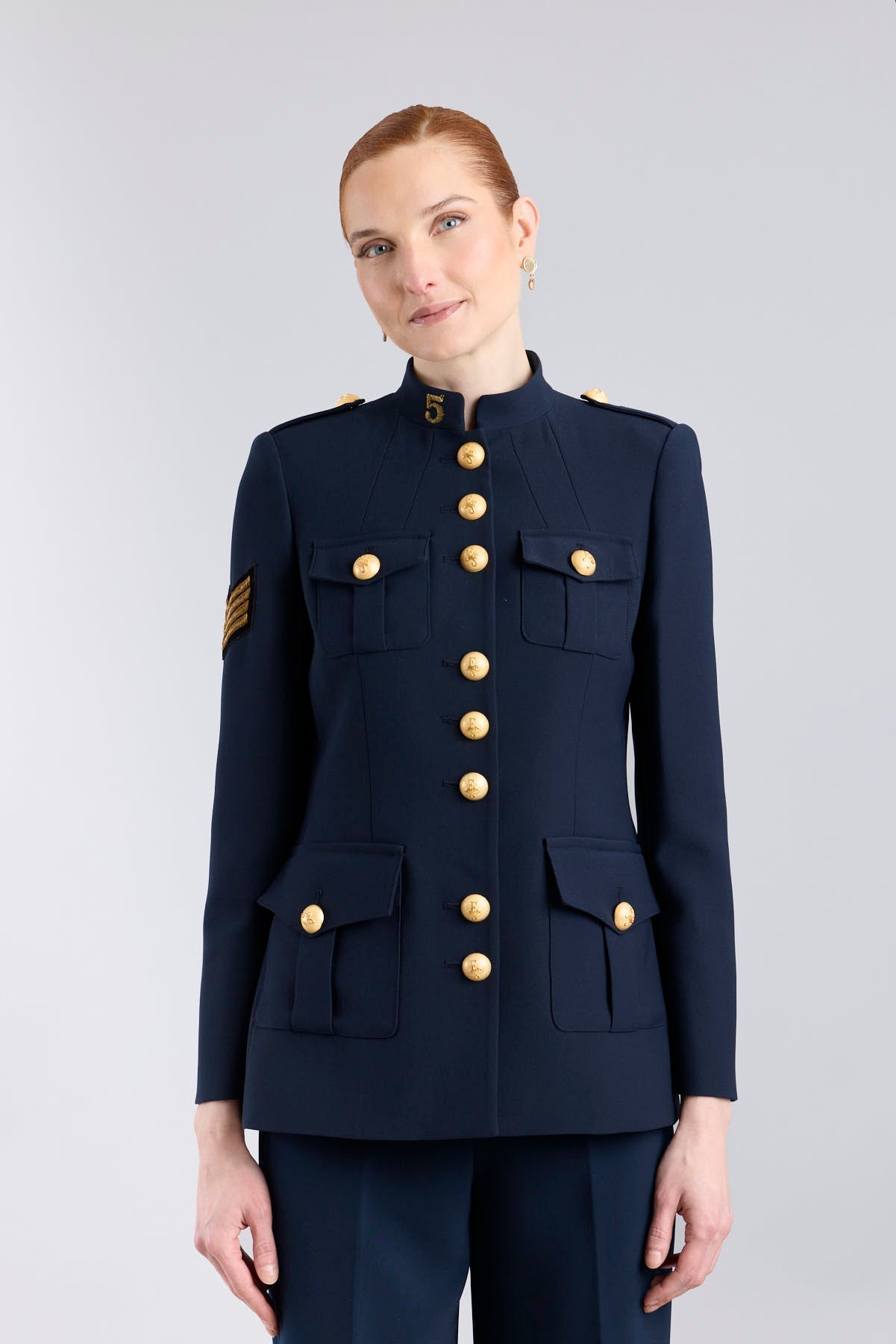 Chaqueta militar mujer azul marino Manhattan en crepe con cuello mao, botones metálicos y bordado artesanal del número 5.