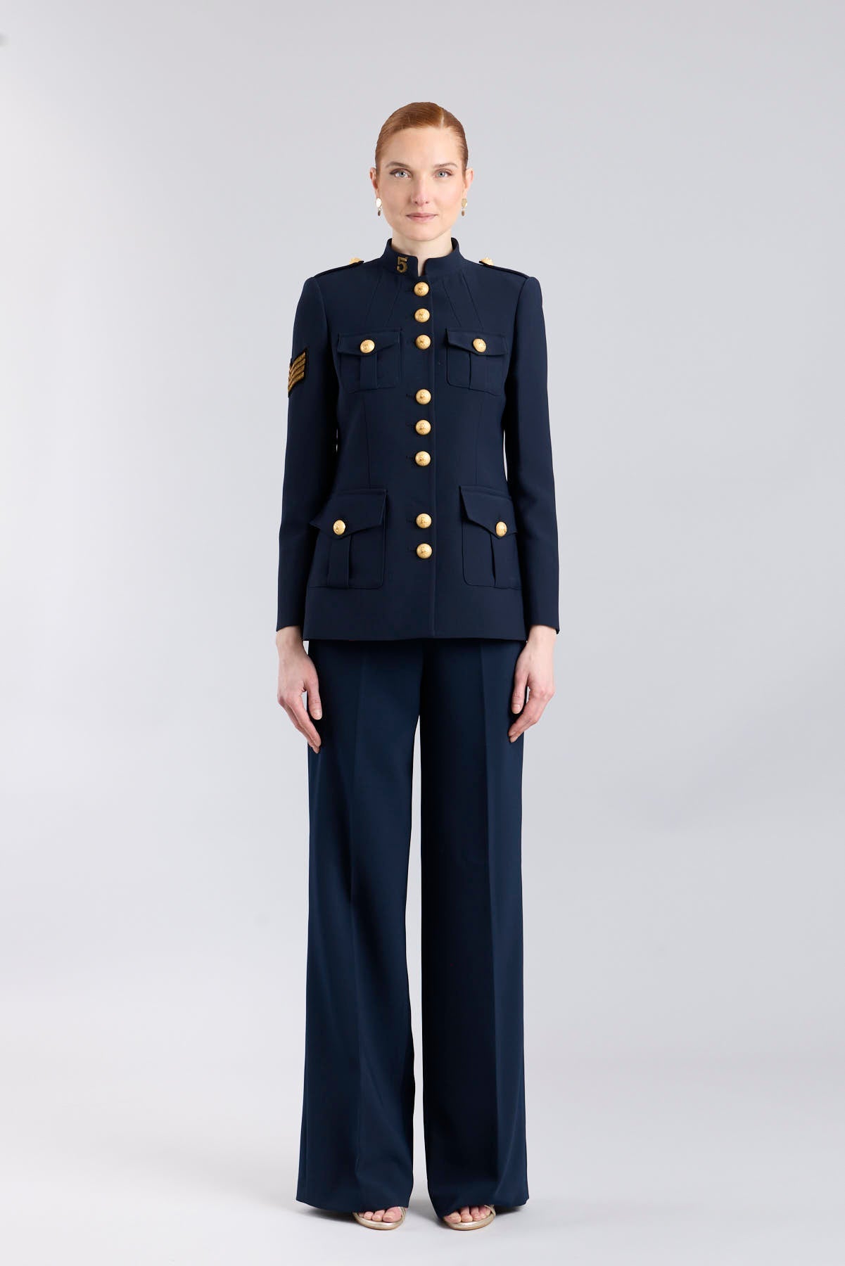 Chaqueta militar mujer azul marino Manhattan en crepe con cuello mao, botones metálicos y bordado artesanal del número 5.