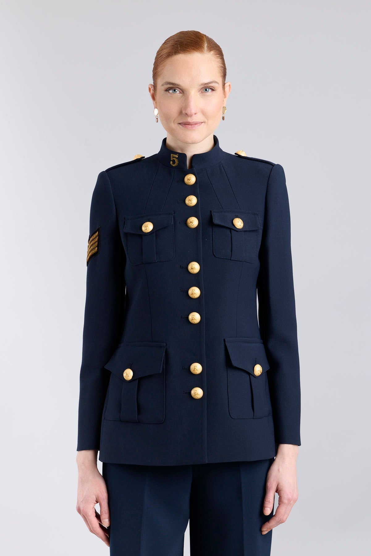 Chaqueta militar mujer azul marino Manhattan en crepe con cuello mao, botones metálicos y bordado artesanal del número 5.