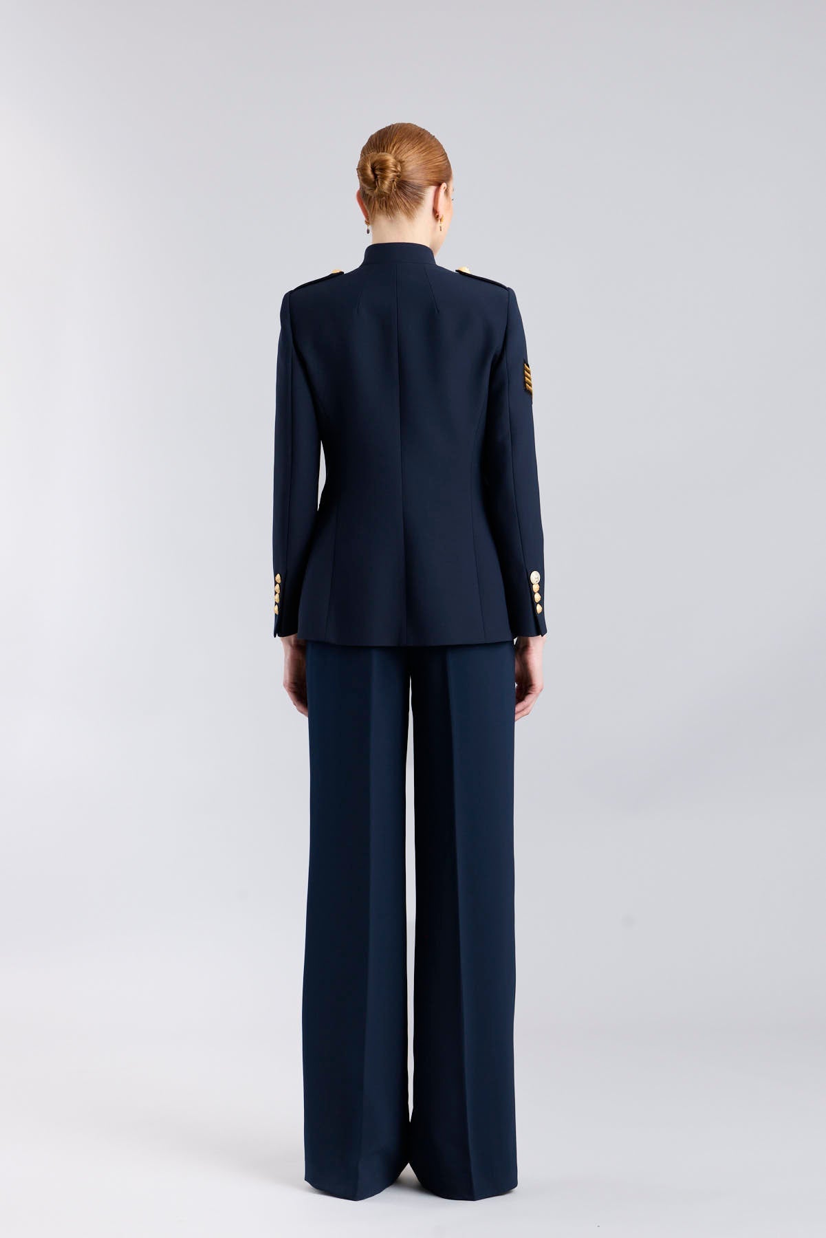 Chaqueta militar mujer azul marino Manhattan en crepe con cuello mao, botones metálicos y bordado artesanal del número 5.