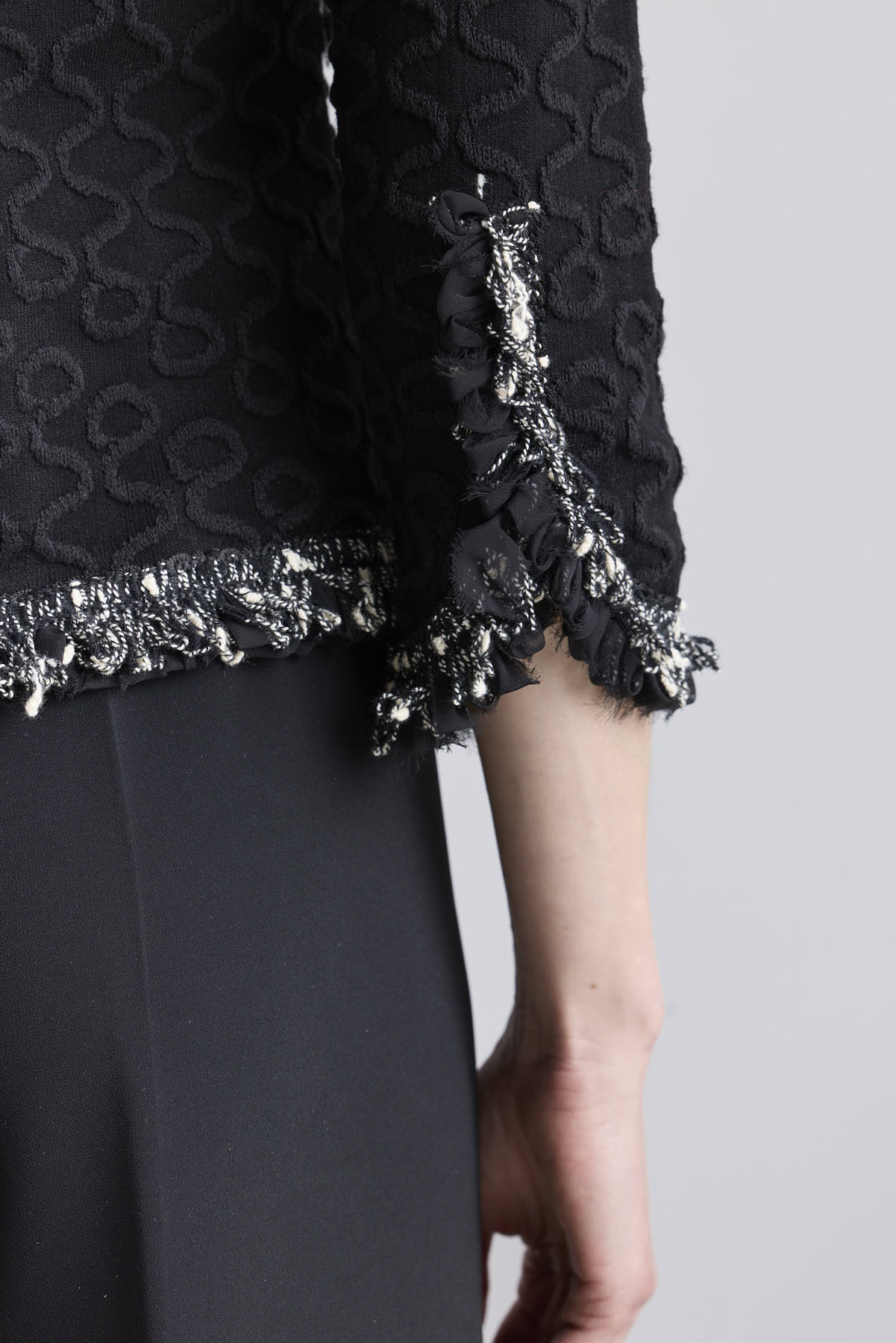 Chaqueta de lujo negra para mujer modelo Ludovica con perfiles brillantes y relieve ornamental.