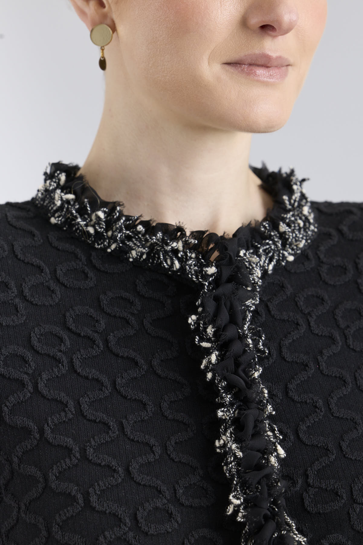 Chaqueta de lujo negra para mujer modelo Ludovica con perfiles brillantes y relieve ornamental.