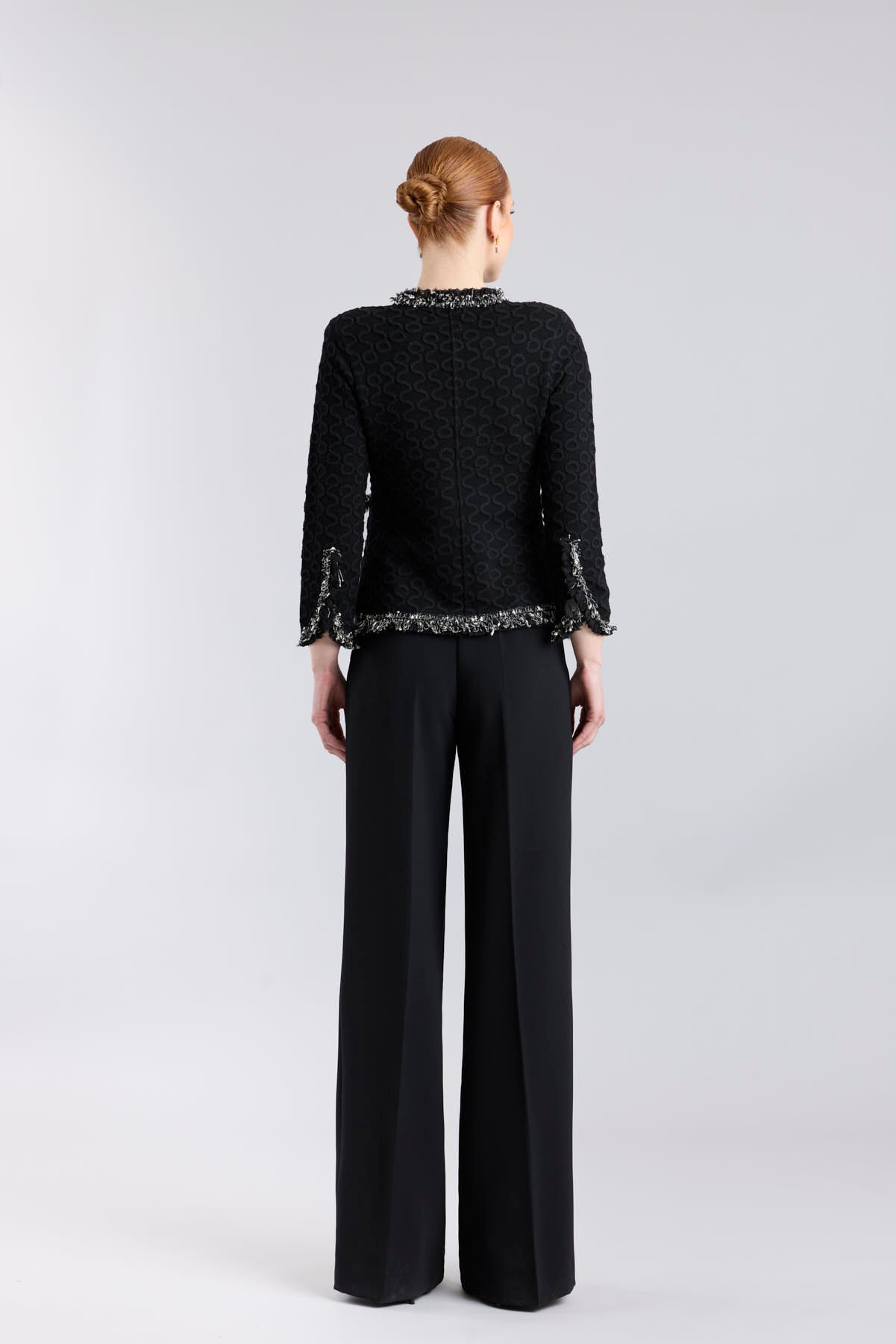 Chaqueta de lujo negra para mujer modelo Ludovica con perfiles brillantes y relieve ornamental.