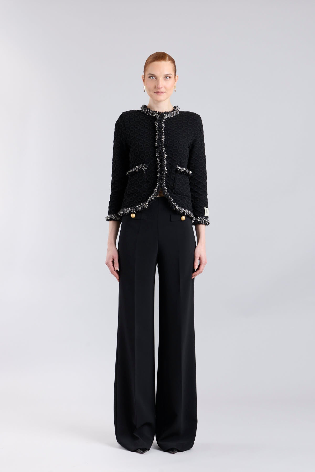 Chaqueta de lujo negra para mujer modelo Ludovica con perfiles brillantes y relieve ornamental.