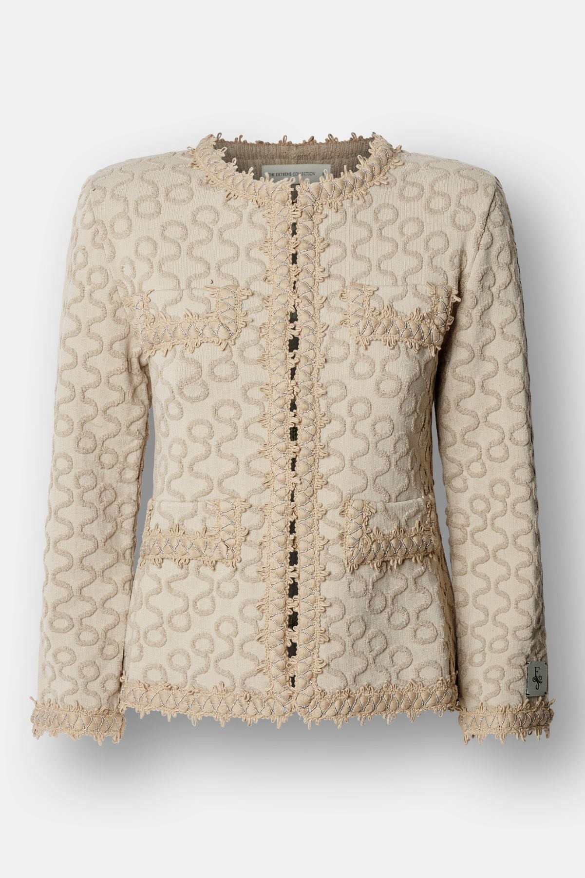 Chaqueta de punto en tono beige para mujer modelo Paola con detalles bordados y botones joya.
