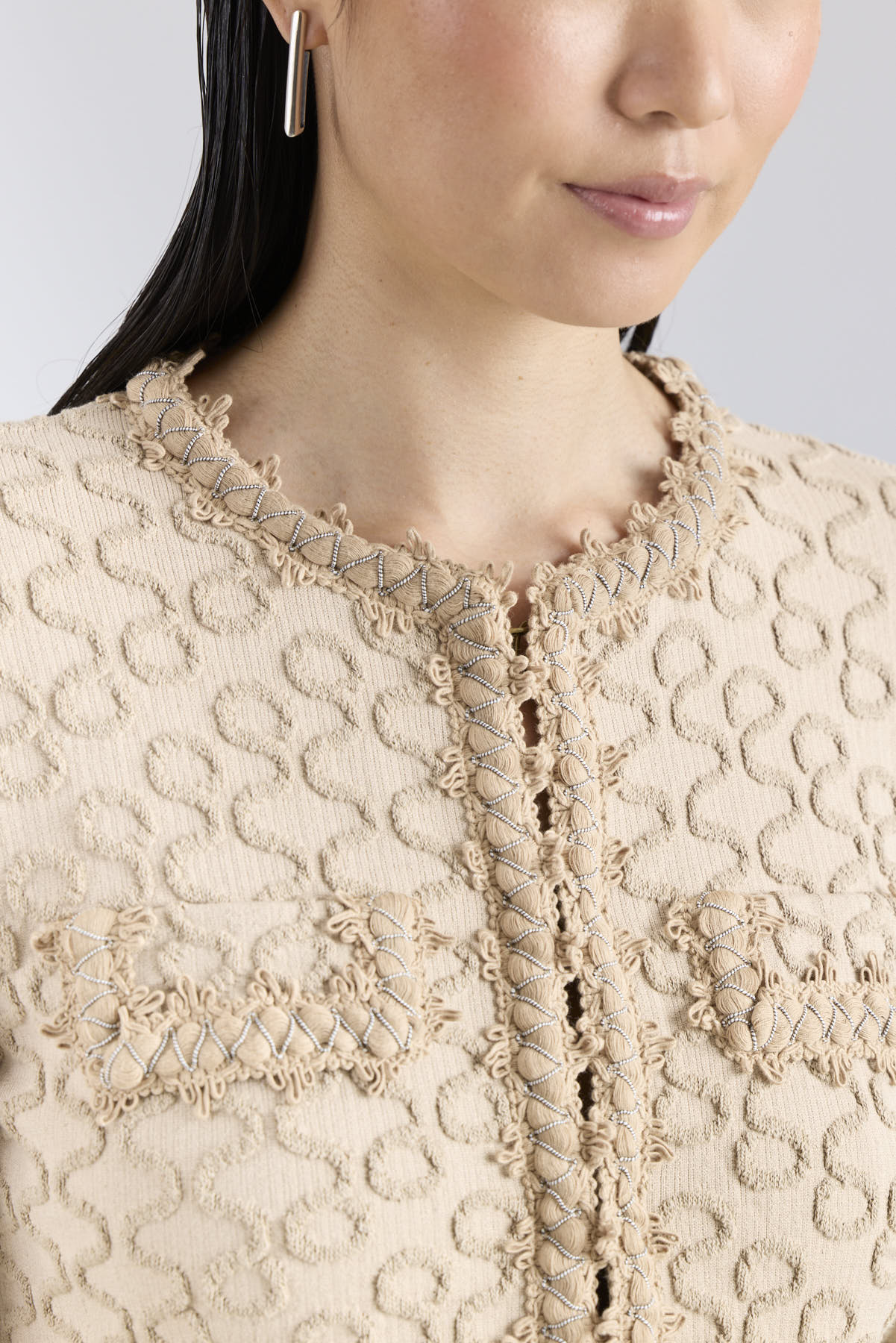 Chaqueta de punto en tono beige para mujer modelo Paola con detalles bordados y botones joya.