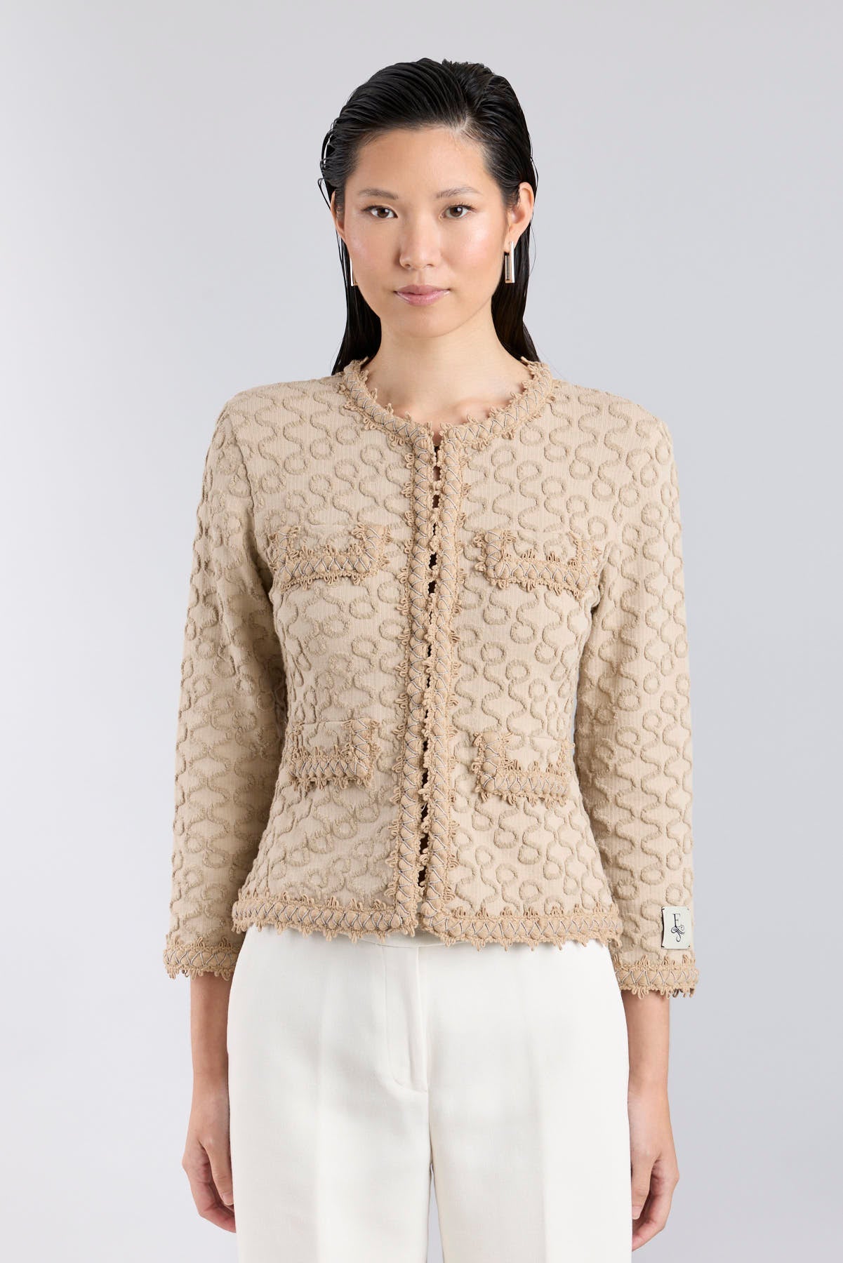 Chaqueta de punto en tono beige para mujer modelo Paola con detalles bordados y botones joya.