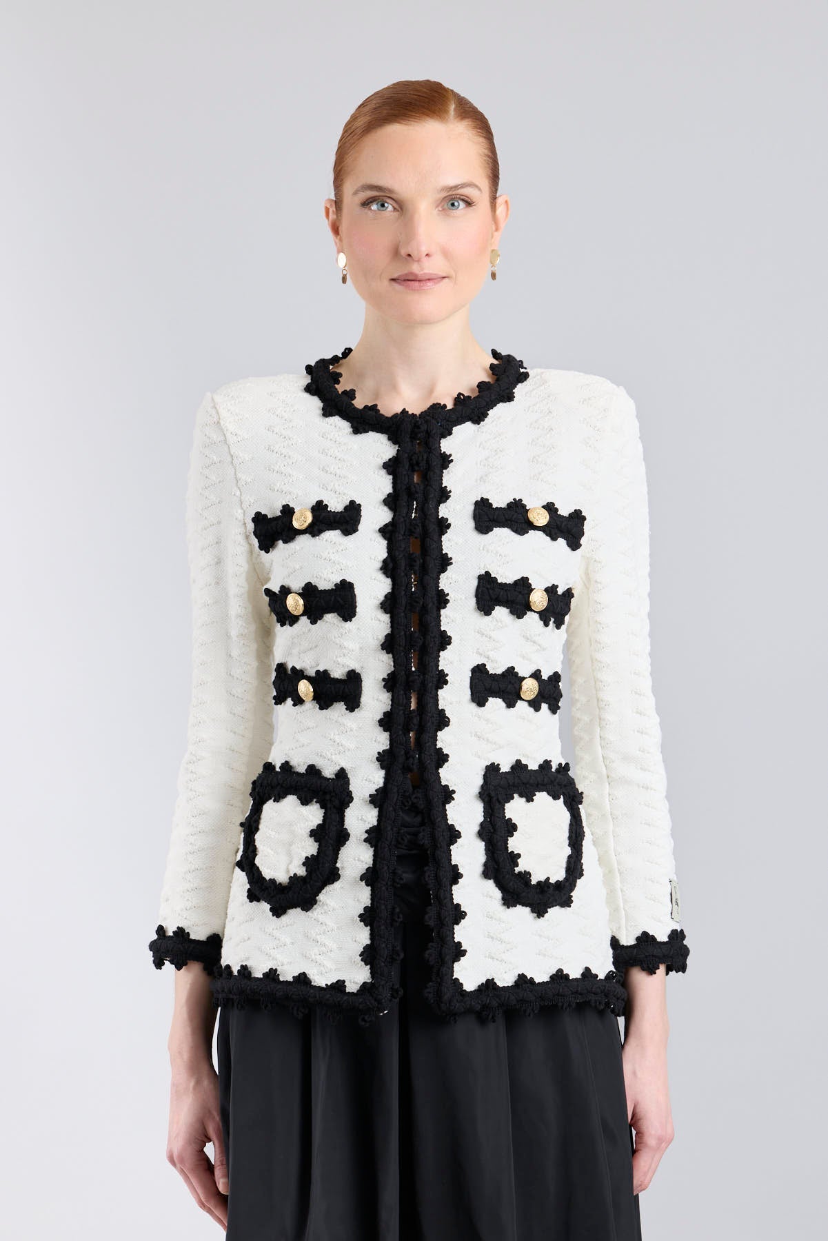 Chaqueta de punto para mujer modelo Oliver en blanco con vivos y bolsillos en negro.