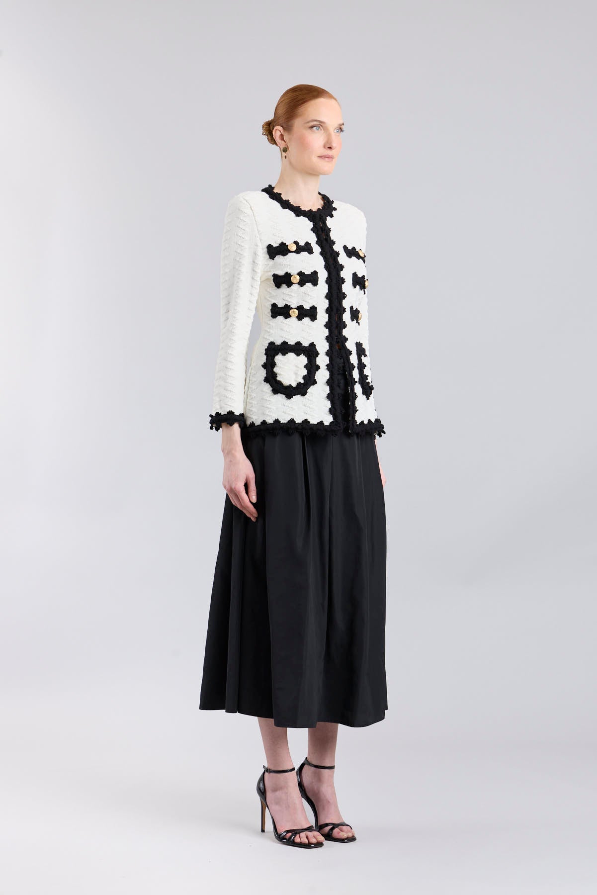 Chaqueta de punto para mujer modelo Oliver en blanco con vivos y bolsillos en negro.