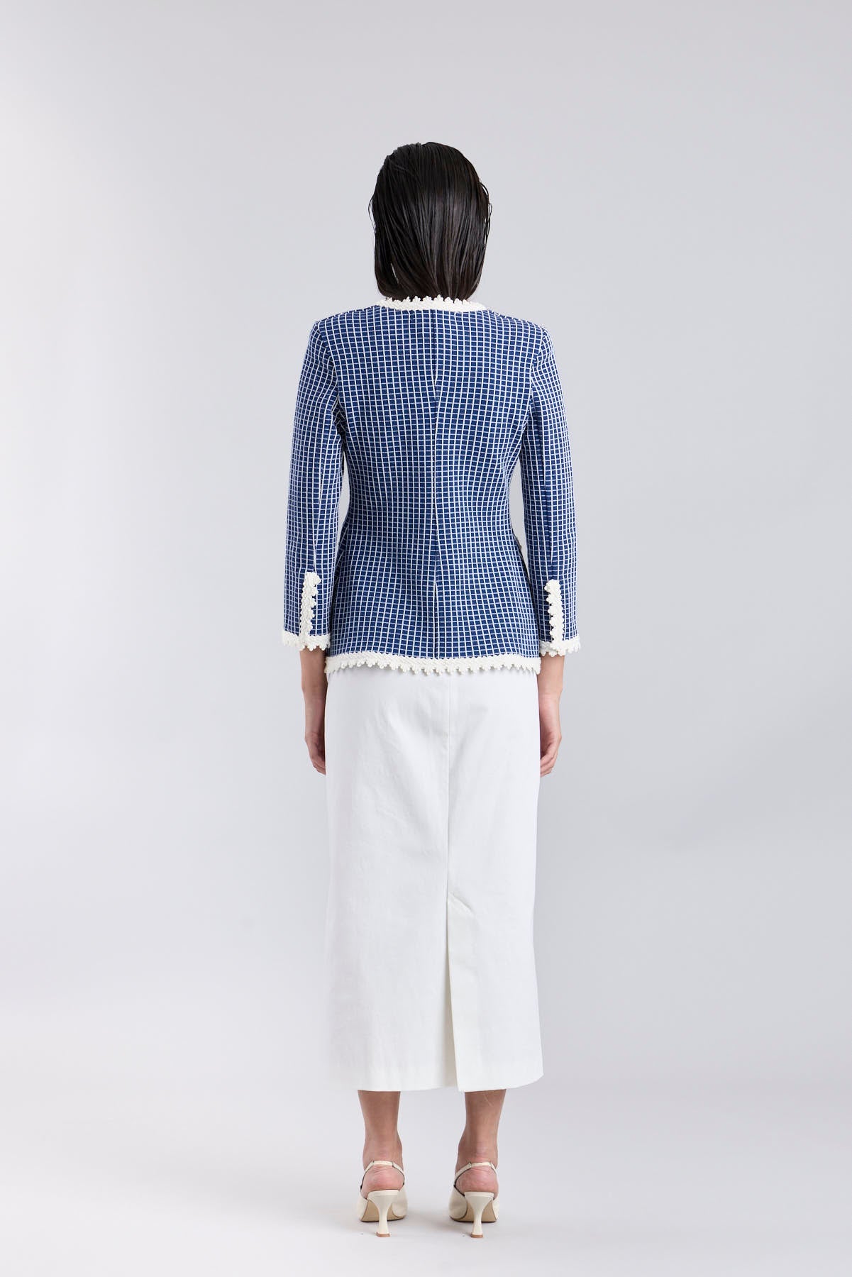 Chaqueta de lujo estructurada en azul noche para mujer modelo Jasper con acabados festoneados.