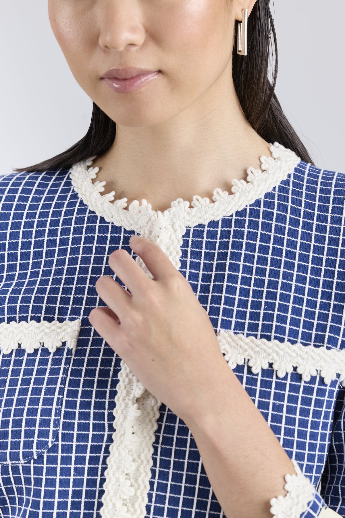 Chaqueta de lujo estructurada en azul noche para mujer modelo Jasper con acabados festoneados.