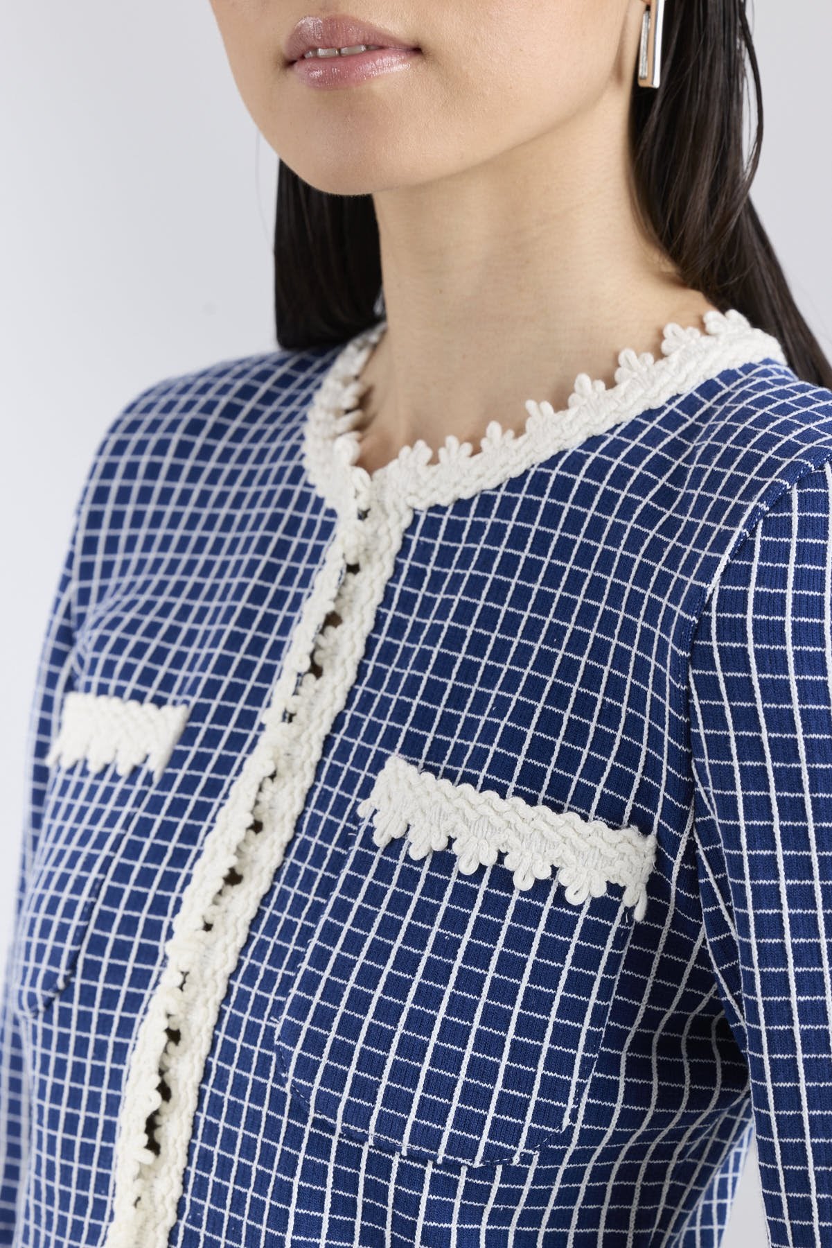 Chaqueta de lujo estructurada en azul noche para mujer modelo Jasper con acabados festoneados.