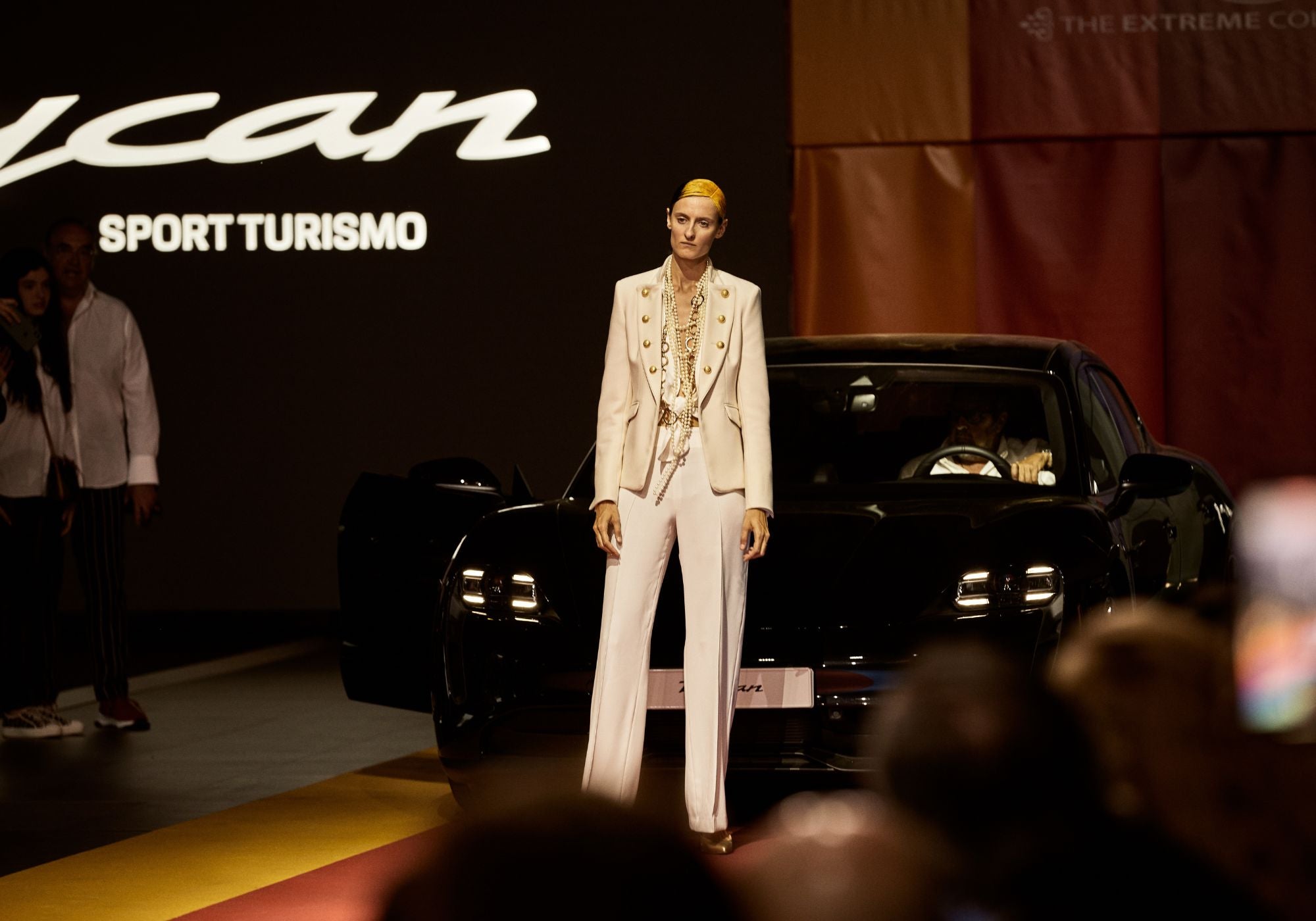 Detalle de chaqueta de sastre The Extreme Collection en el desfile de Porsche.