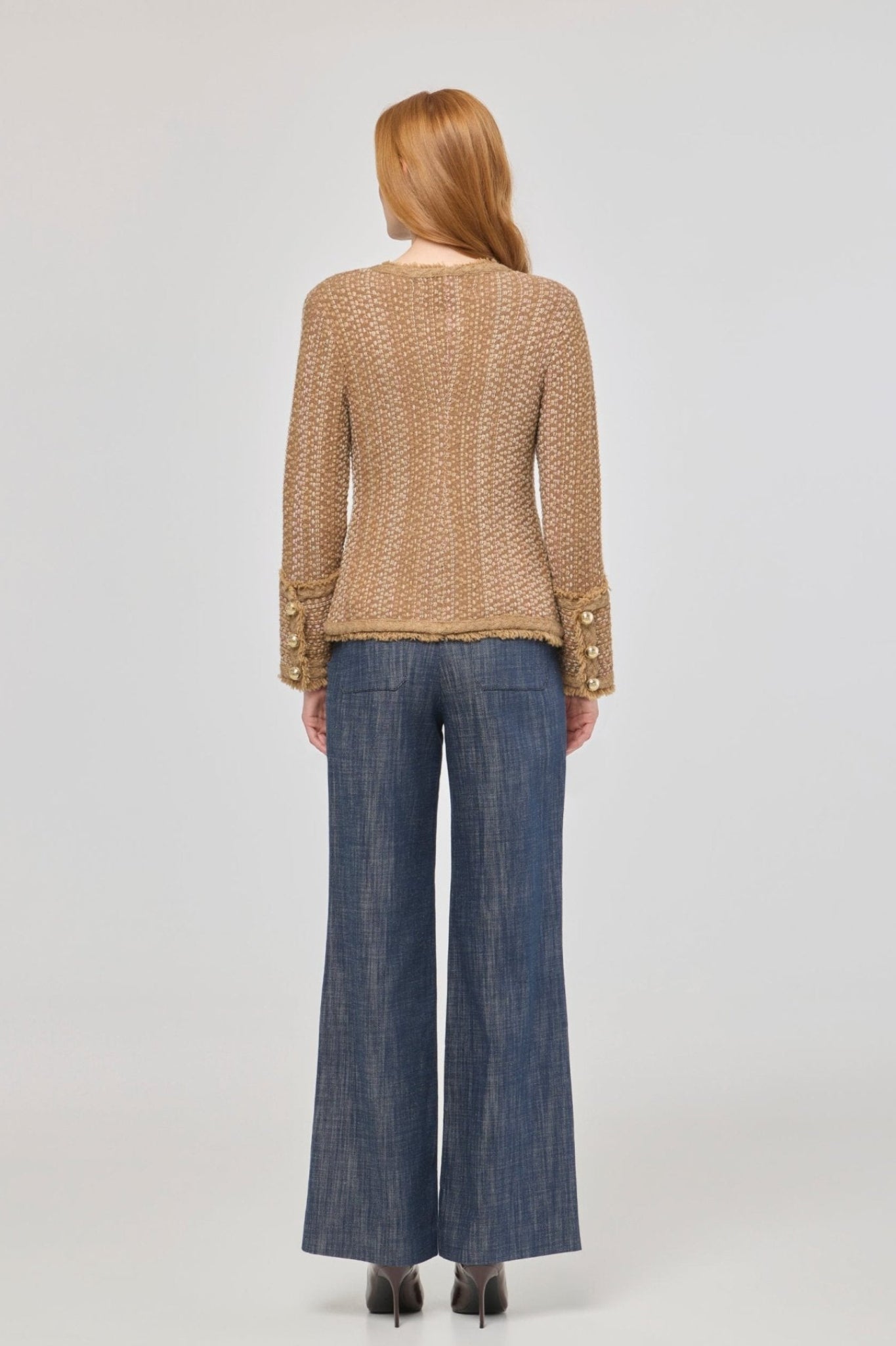 Chaqueta corta tweed para mujer modelo Bryony, con textura rica, acabados desflecados y botones dorados.