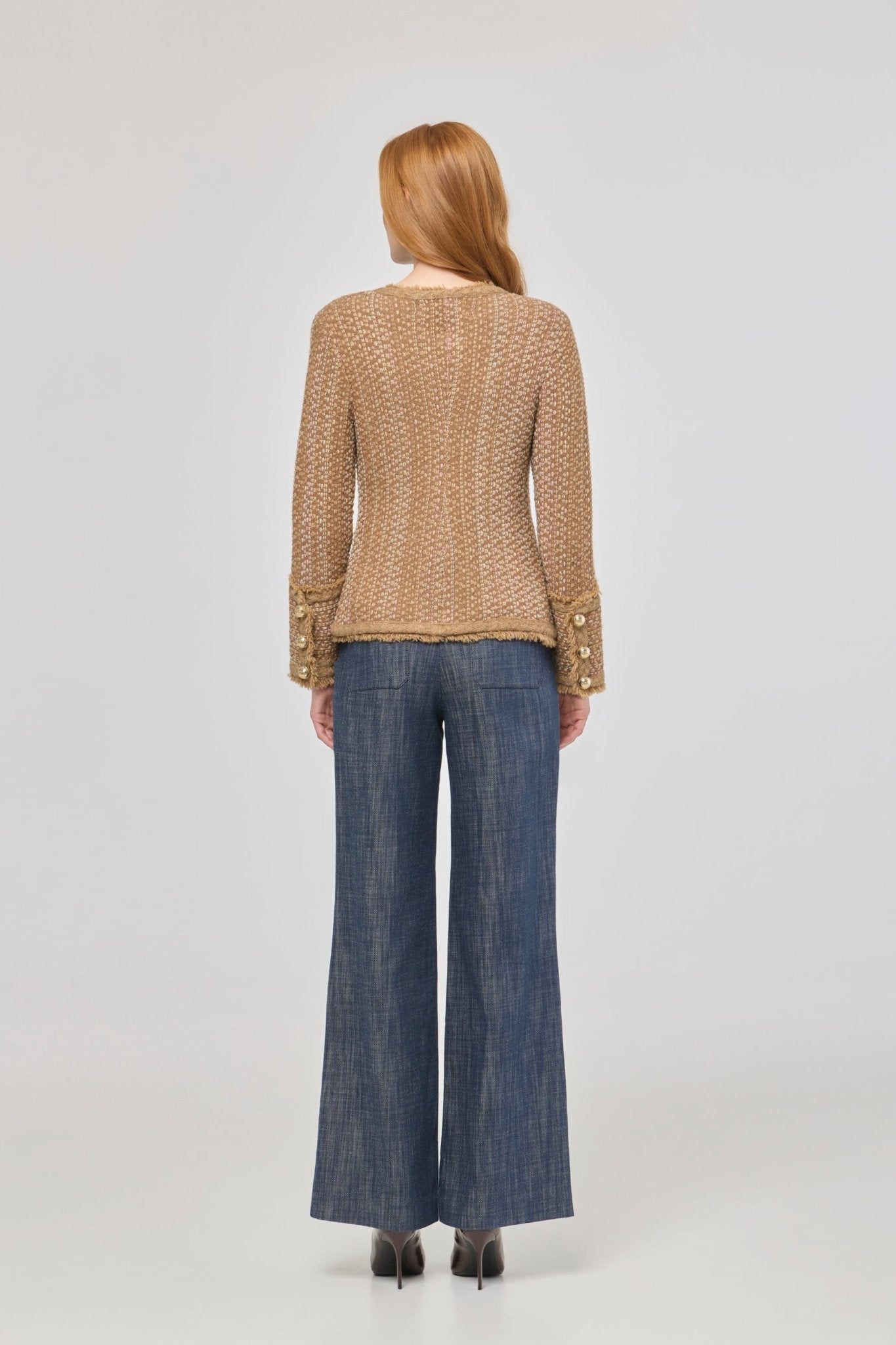 Chaqueta corta tweed para mujer modelo Bryony, con textura rica, acabados desflecados y botones dorados.