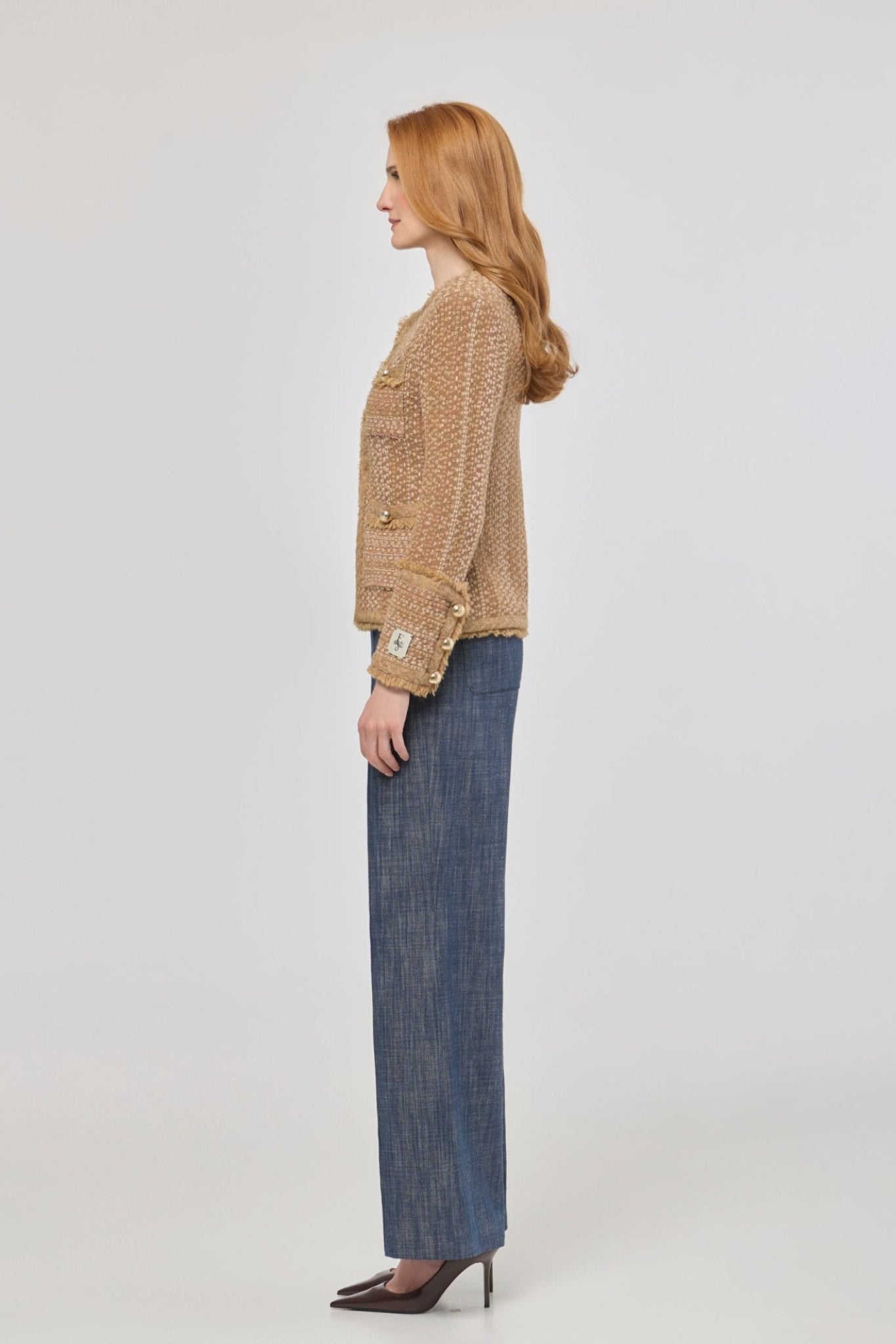Chaqueta corta tweed para mujer modelo Bryony, con textura rica, acabados desflecados y botones dorados.
