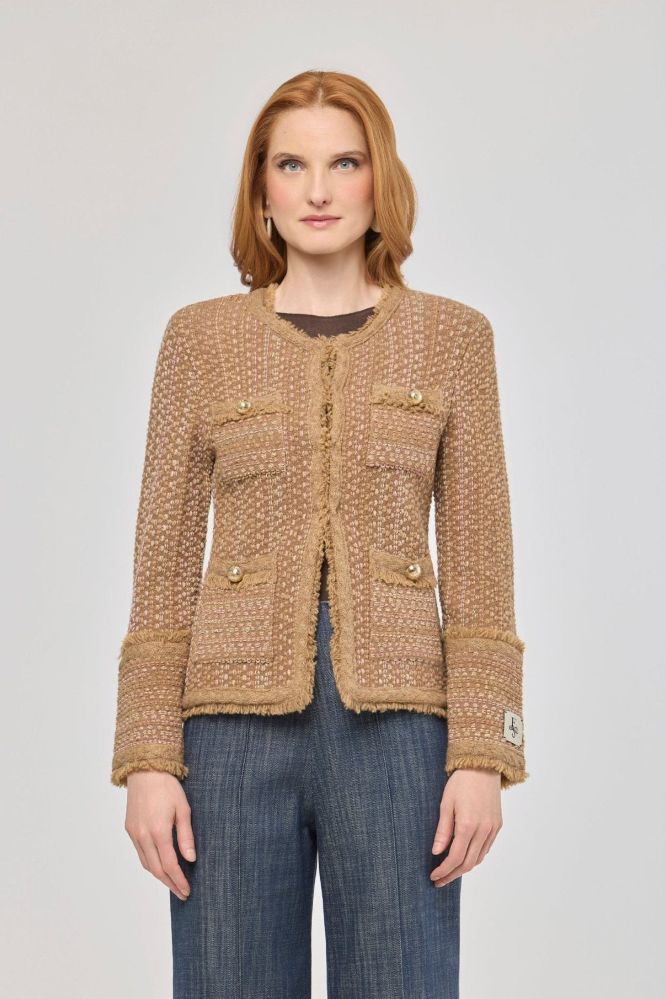 Chaqueta corta tweed para mujer modelo Bryony, con textura rica, acabados desflecados y botones dorados.