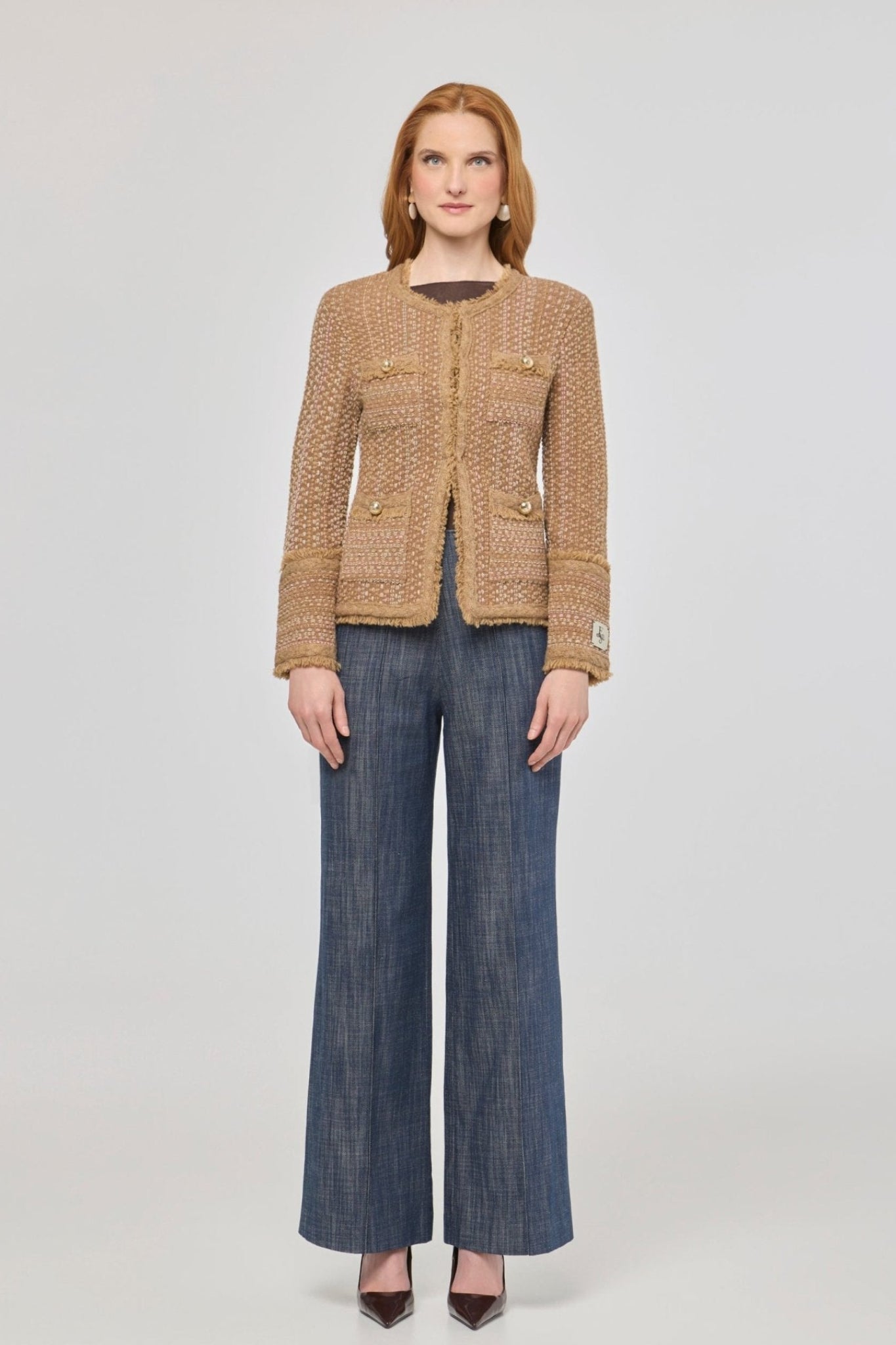 Chaqueta corta tweed para mujer modelo Bryony, con textura rica, acabados desflecados y botones dorados.