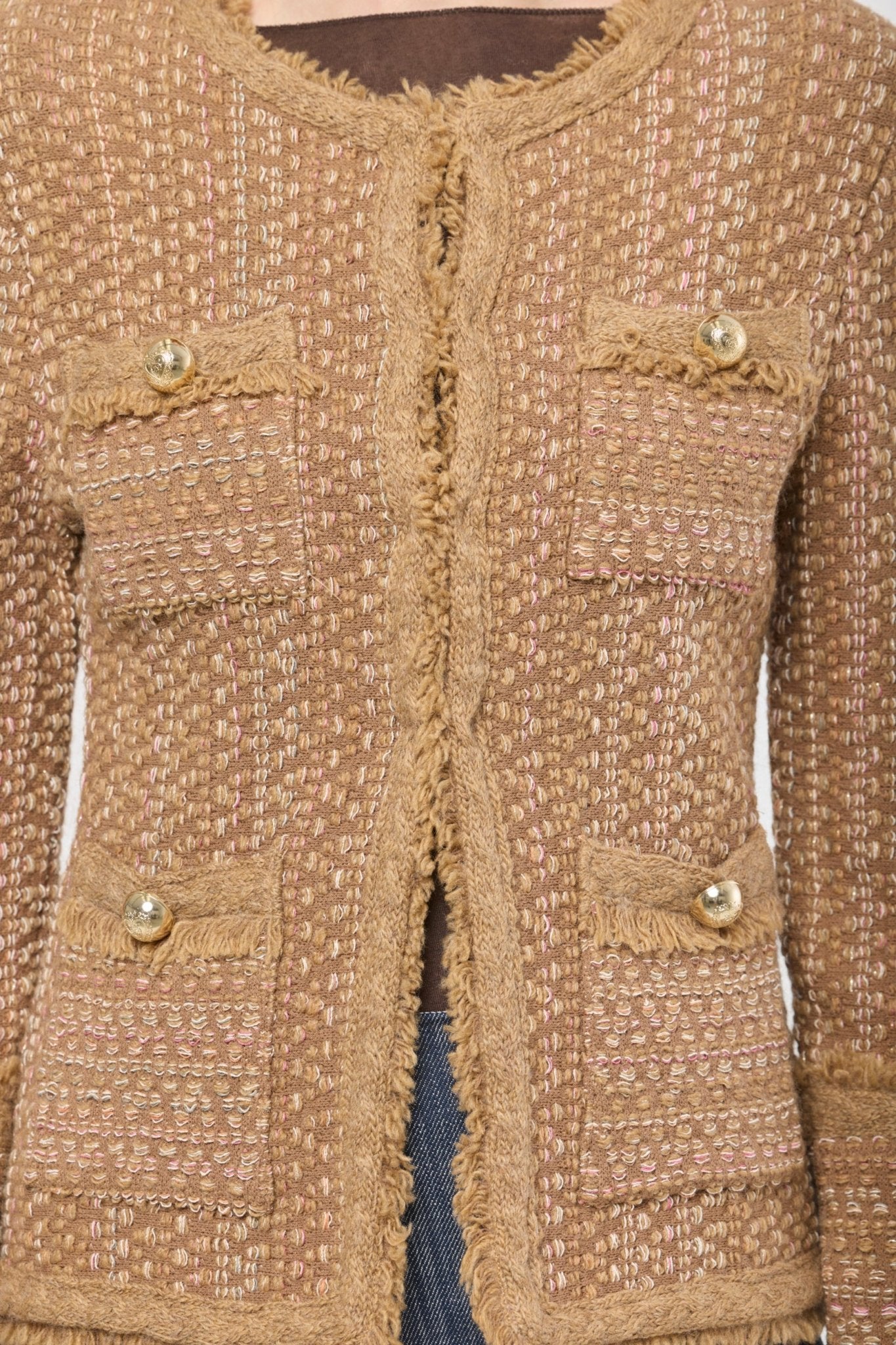 Chaqueta corta tweed para mujer modelo Bryony, con textura rica, acabados desflecados y botones dorados.