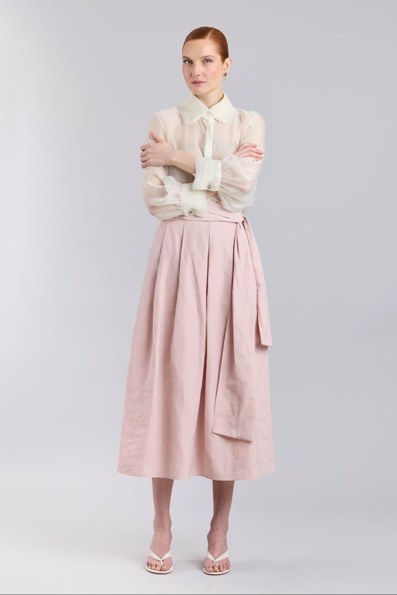 Falda midi rosa empolvado con volumen y lazo en la cintura de The Extreme Collection.
