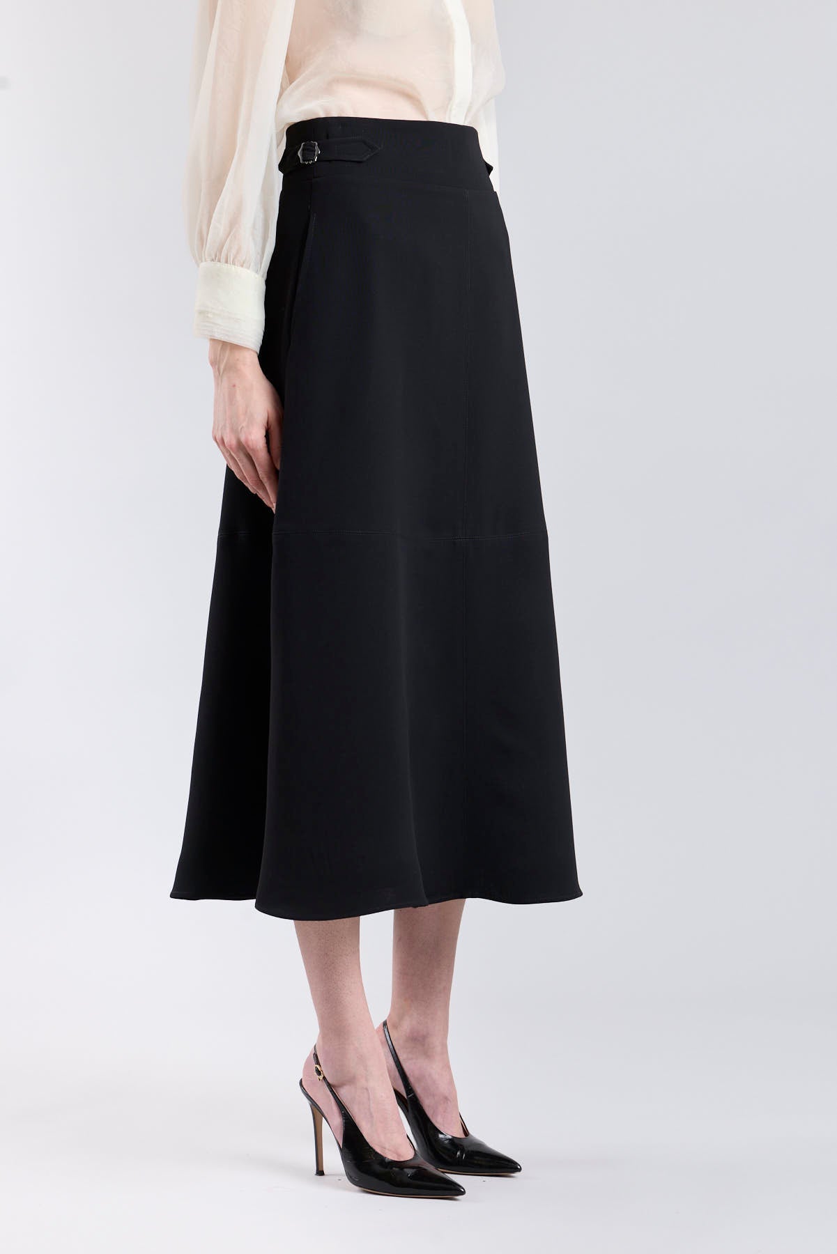 Falda midi de corte evasé color negro con detalle de hebillas en la cintura de The Extreme Collection.