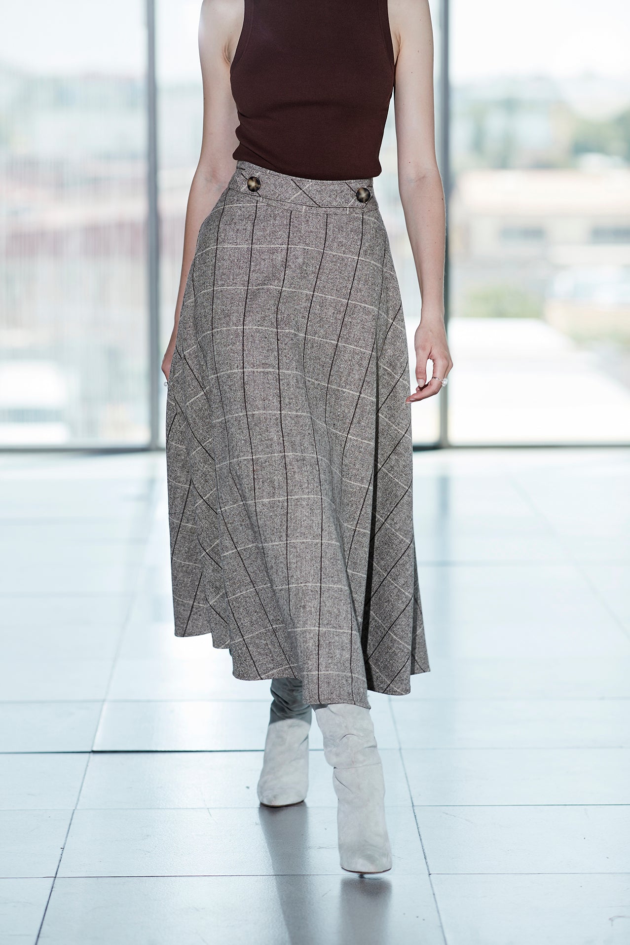 LOOK BLAZER GRAFITO LAURENT ESPIGA 01 Y FALDA MIDI CUADROS PIEDRA PETRA 03 - THE EXTREME COLLECTION