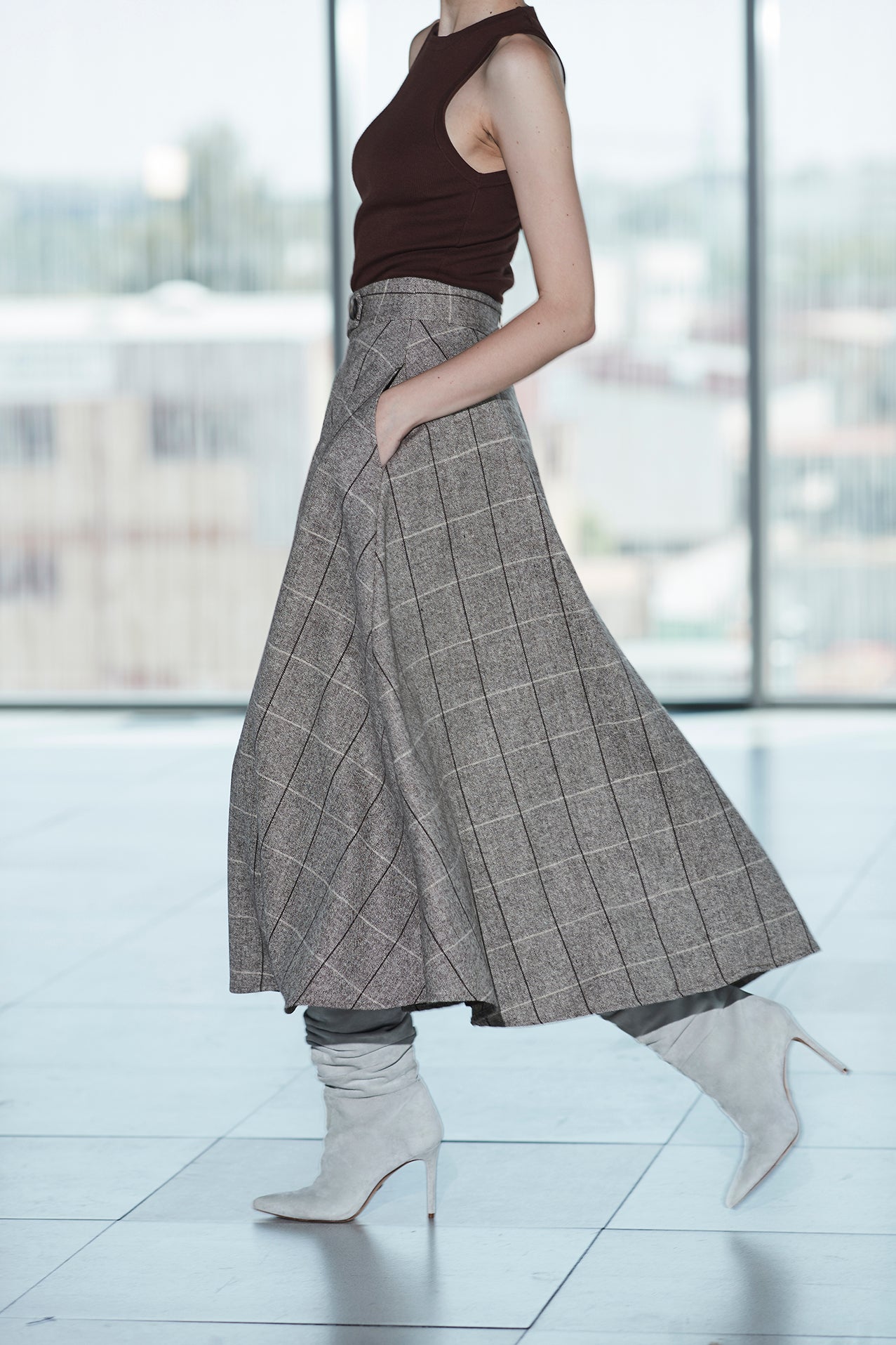 LOOK BLAZER GRAFITO LAURENT ESPIGA 01 Y FALDA MIDI CUADROS PIEDRA PETRA 03 - THE EXTREME COLLECTION