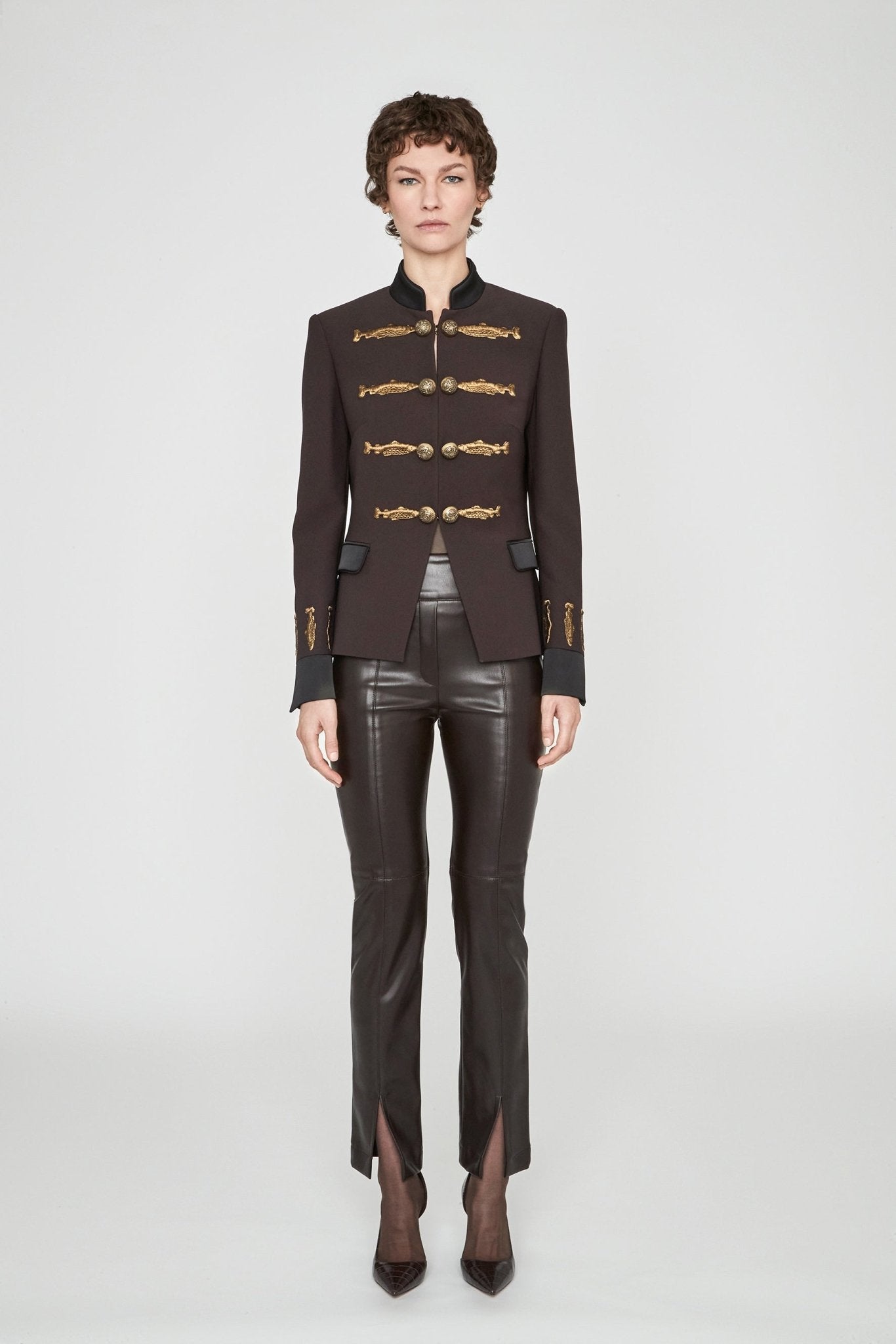 LOOK BLAZER MILITAR CACAO NUVOLA Y PANTALÓN ECOPIEL MOKA BERENICE - THE EXTREME COLLECTION