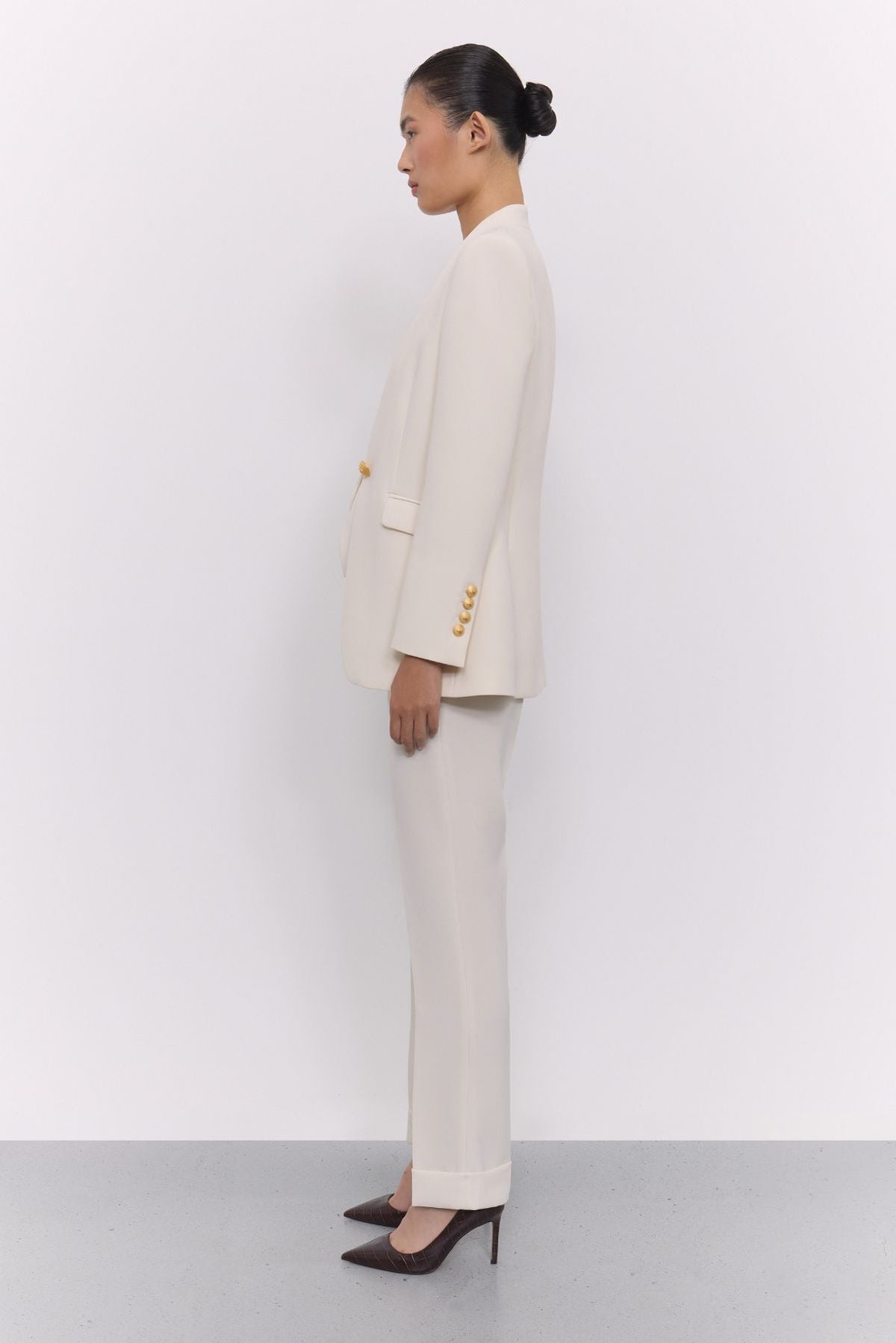Pantalón de sastre crudo Maren, diseño artesanal y exclusivo de confección española con silueta sofisticada.