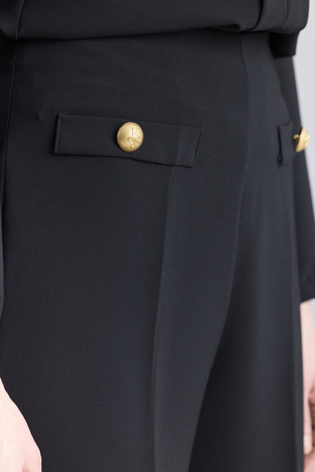 Pantalón negro de tiro alto estilo palazzo con botones dorados de The Extreme Collection.