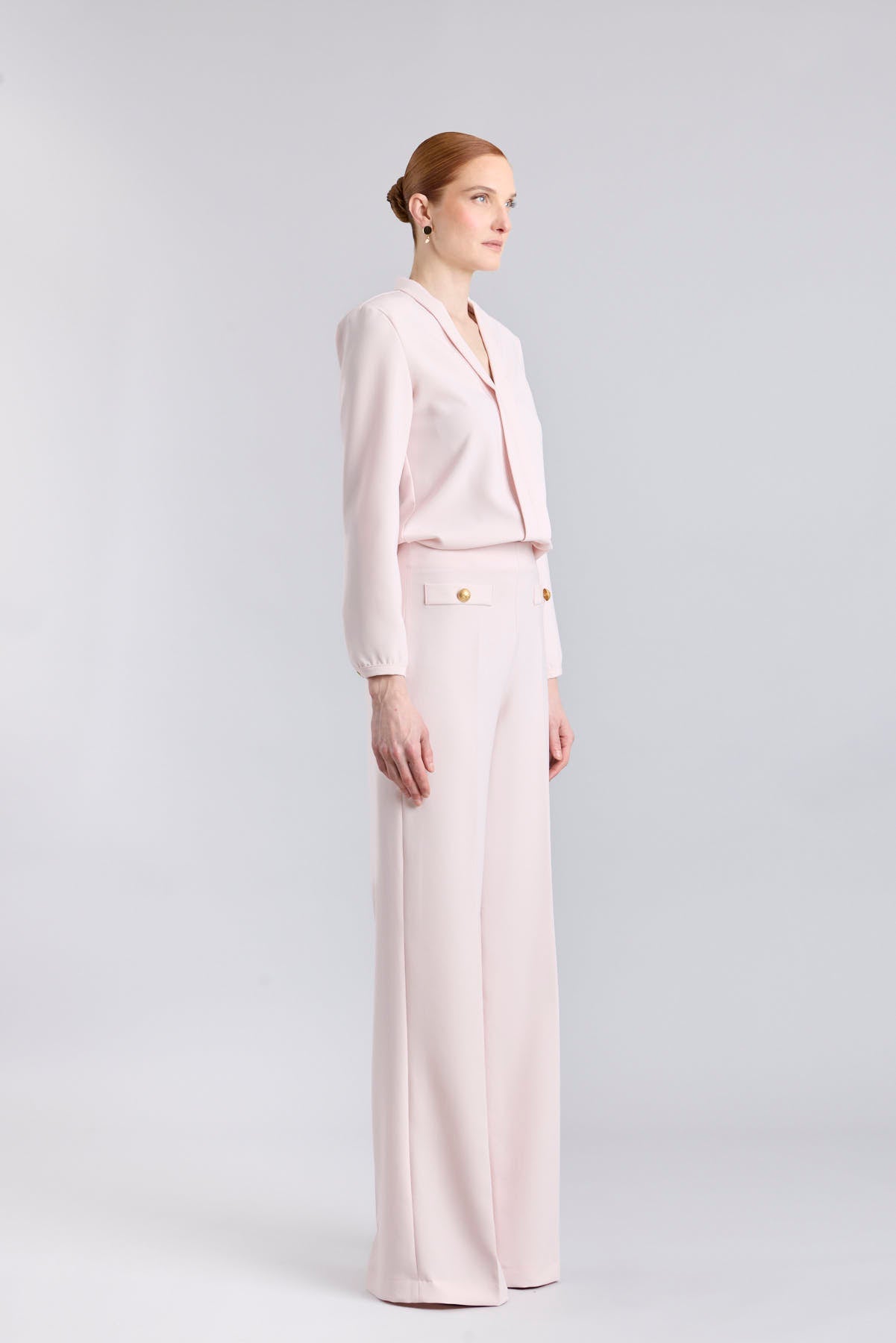 Pantalón rosa de tiro alto estilo palazzo con botones dorados de The Extreme Collection.