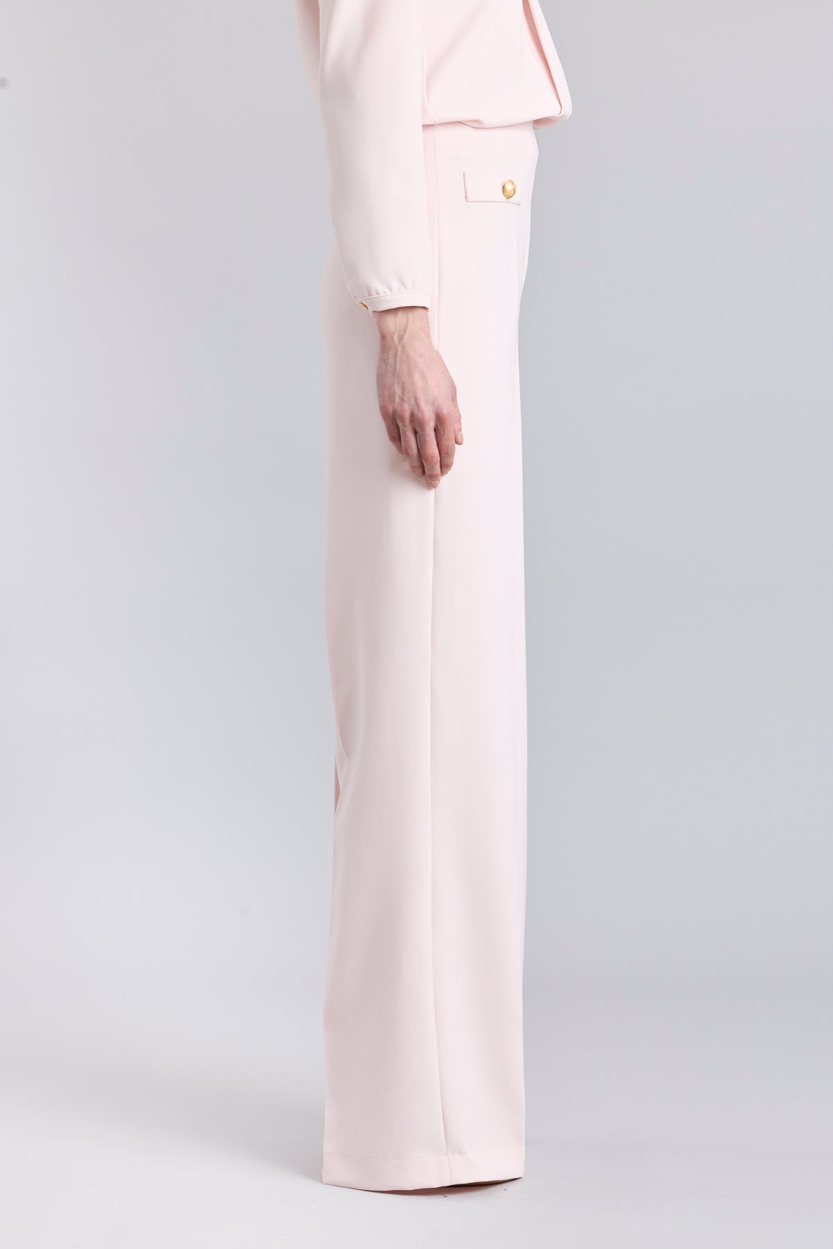 Pantalón rosa de tiro alto estilo palazzo con botones dorados de The Extreme Collection.