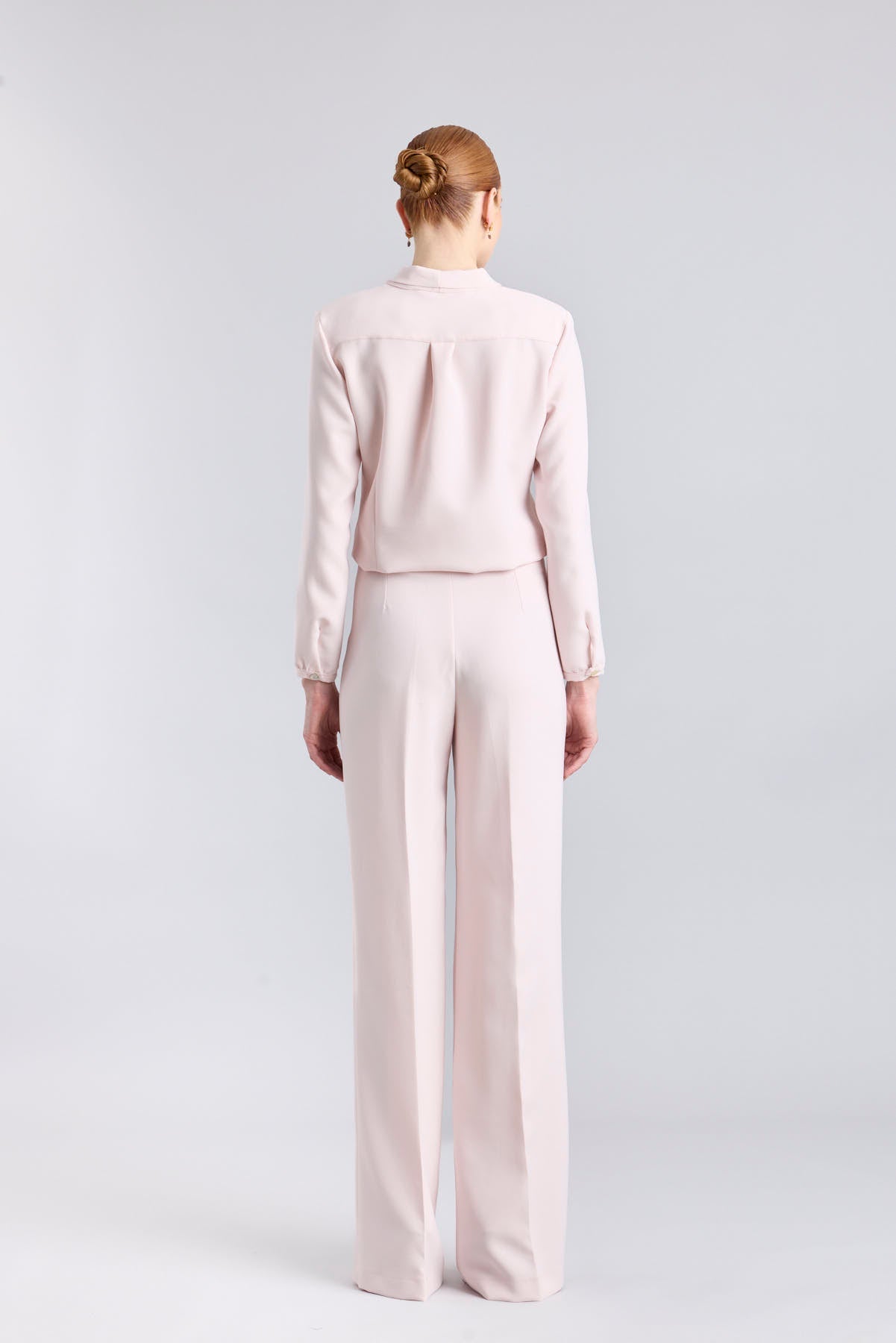 Pantalón rosa de tiro alto estilo palazzo con botones dorados de The Extreme Collection.