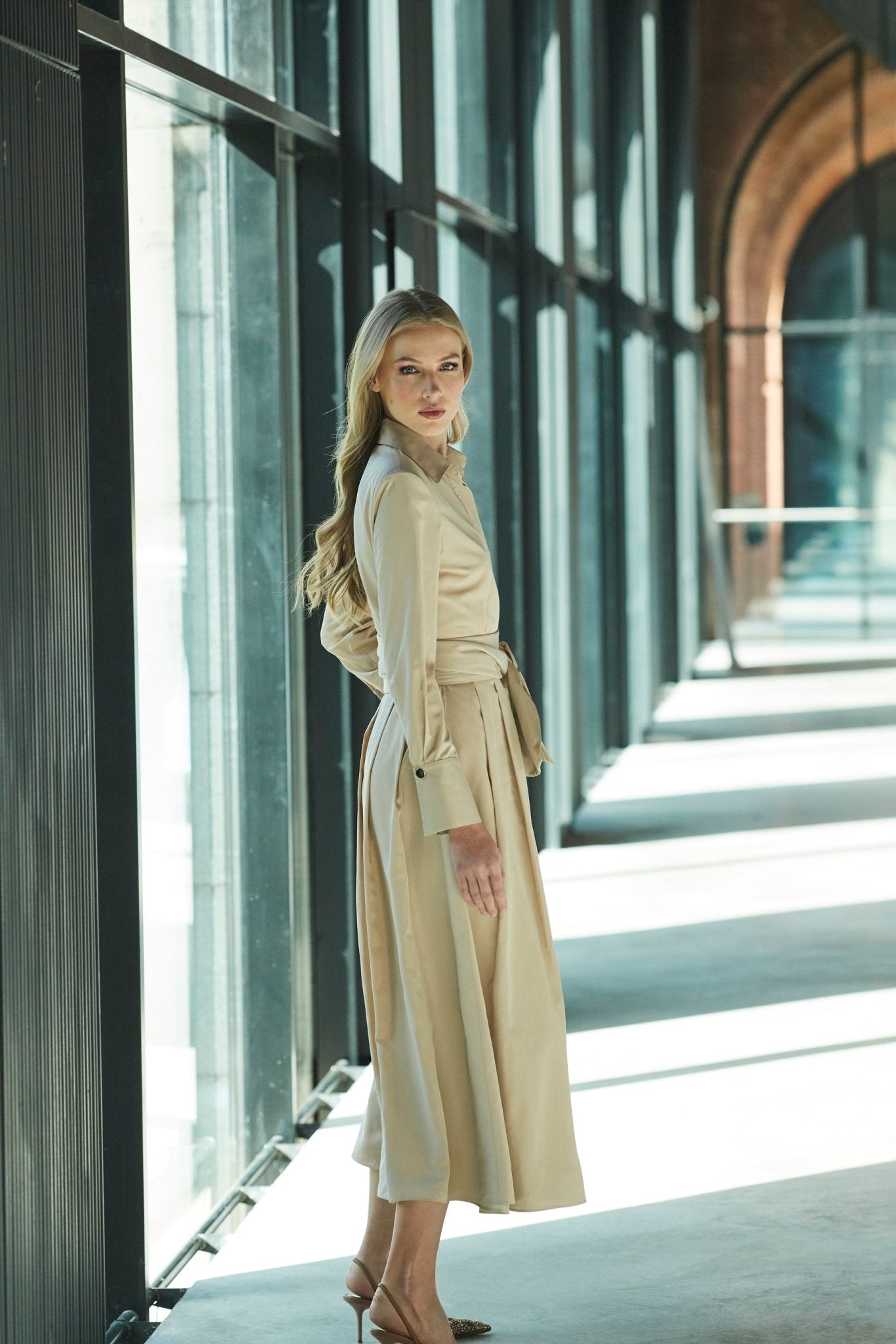 VESTIDO LISO CINTURON BEIGE CORNELIA - THE EXTREME COLLECTION