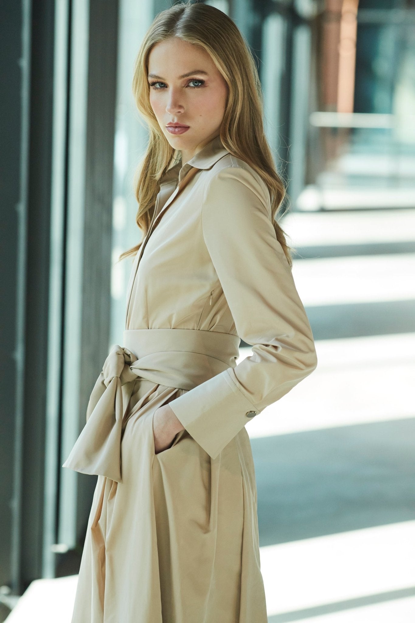 VESTIDO LISO CINTURON BEIGE CORNELIA - THE EXTREME COLLECTION