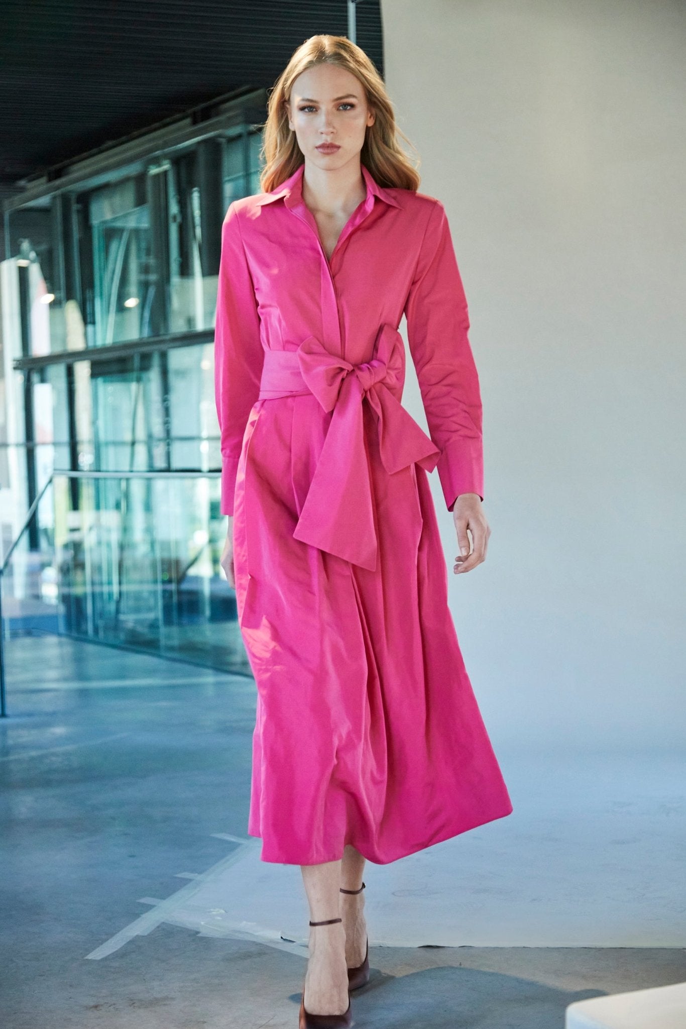 VESTIDO LISO CINTURON FUCHSIA CORNELIA - THE EXTREME COLLECTION